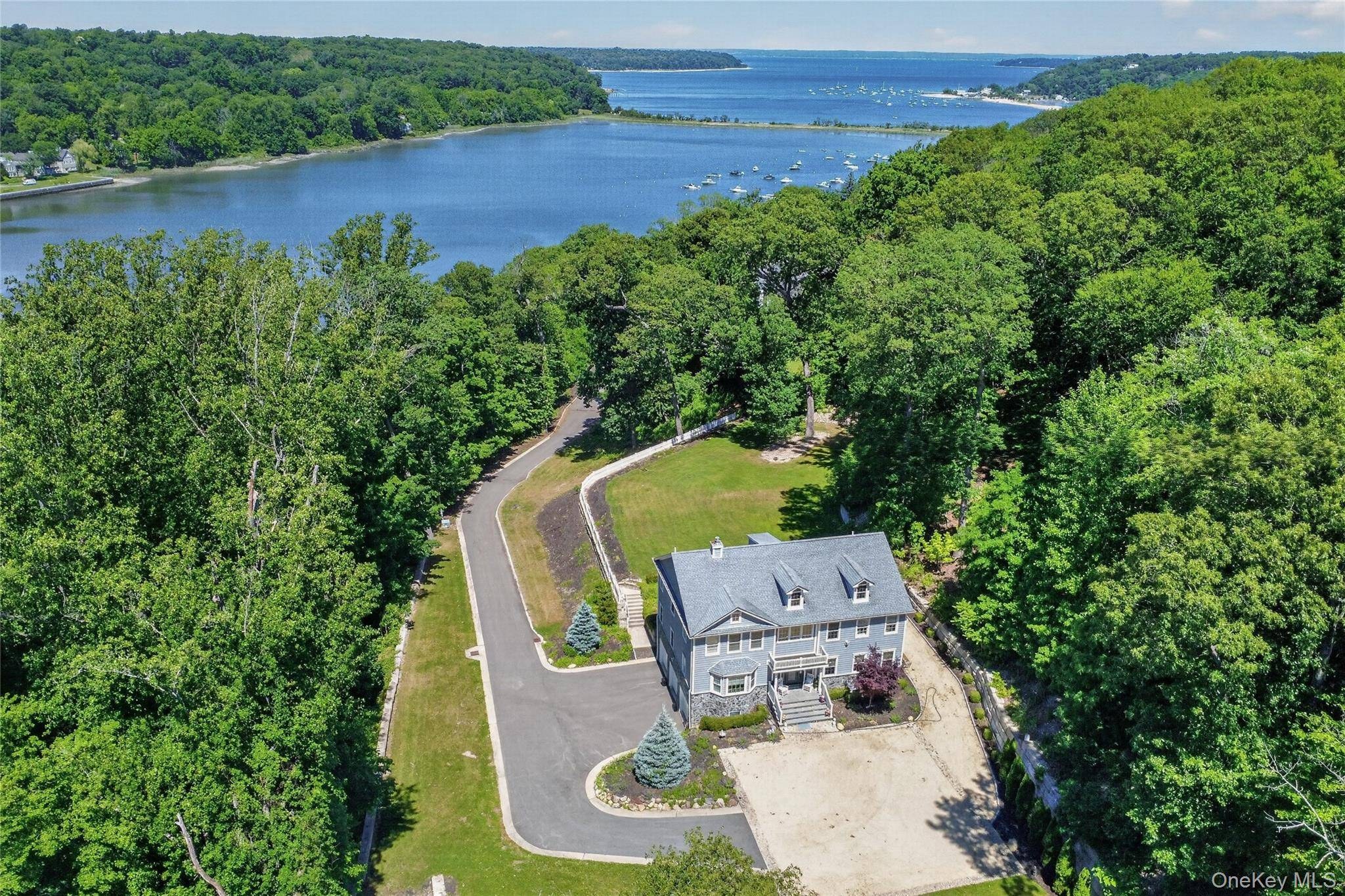 Casa com 3 Quartos à Venda em Cold Spring Harbor - Nova Iorque - EUA - 1