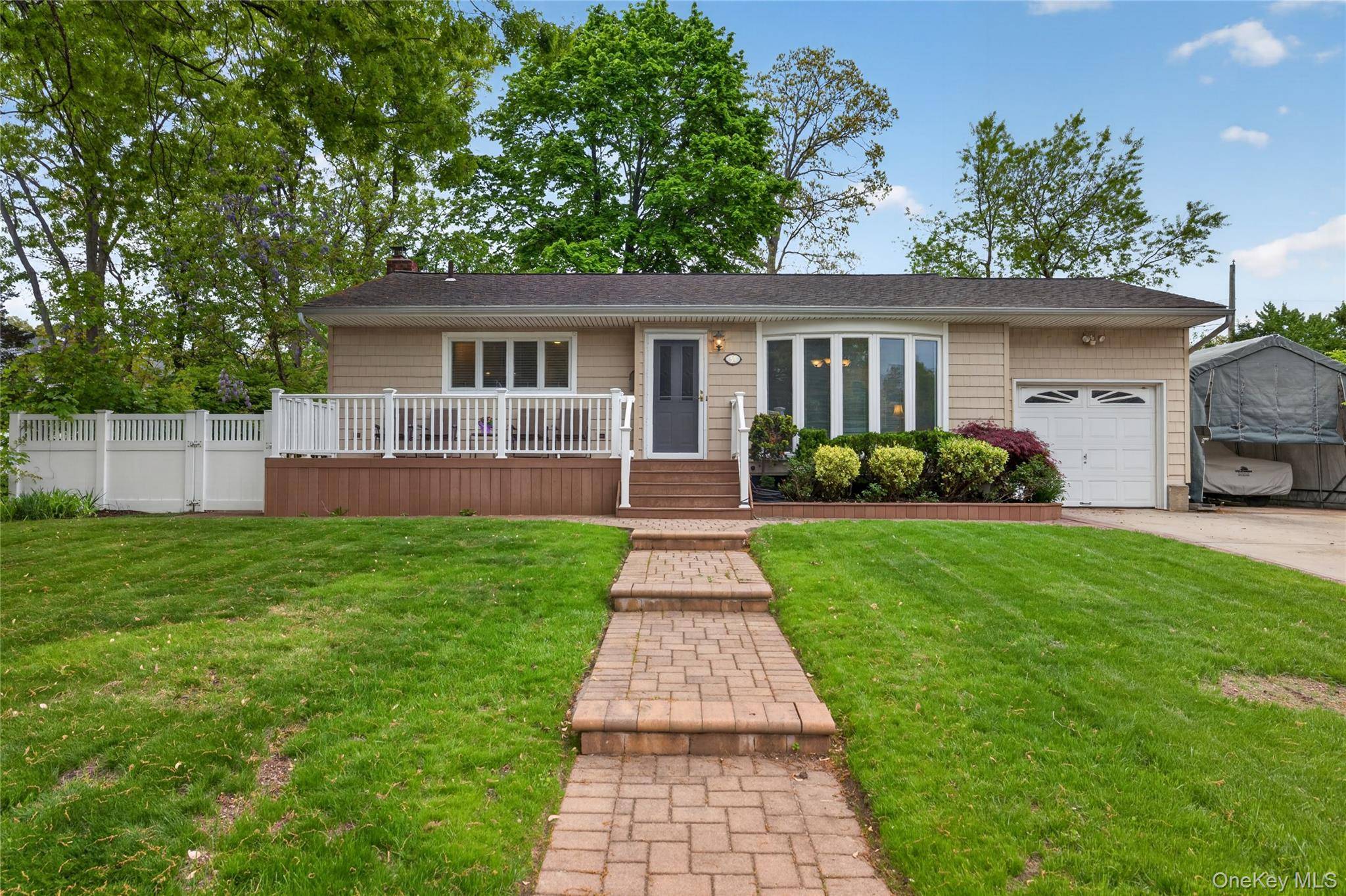 Casa com 3 Quartos à Venda em Commack - Nova Iorque - EUA - 1
