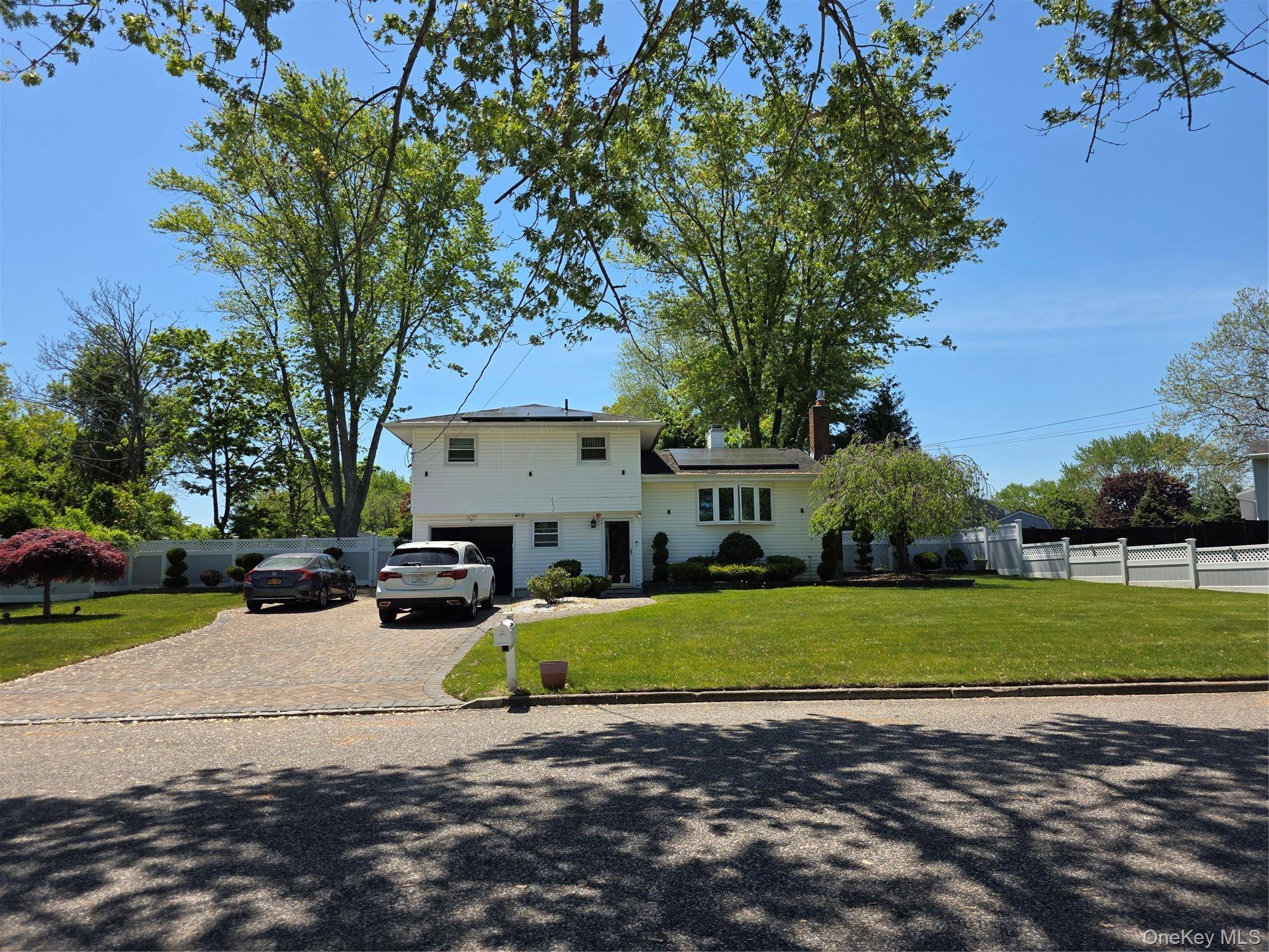 Casa de 3 Dormitorios en Venta en Coram - Nueva York - EE. UU. - 1