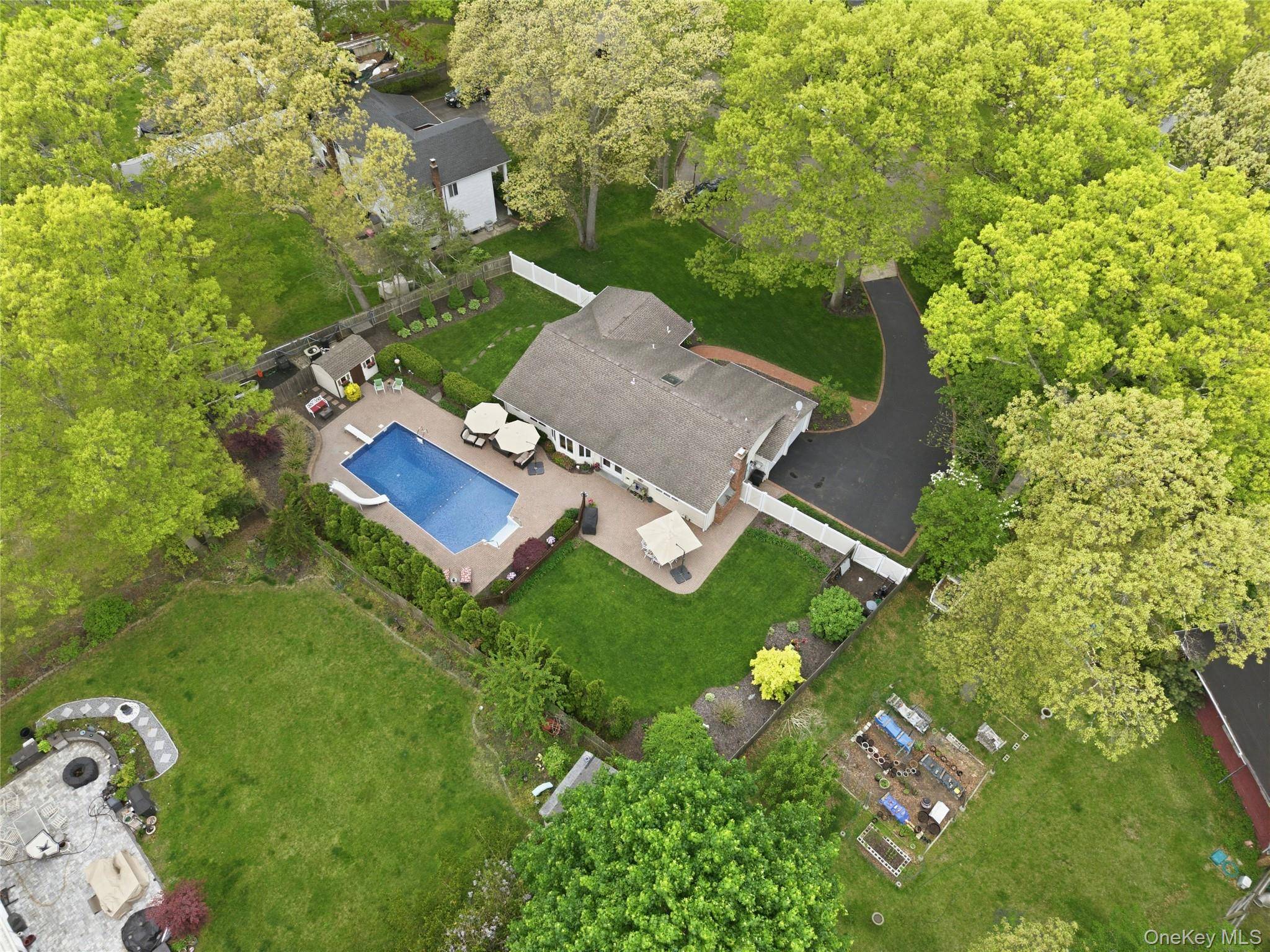 3 Bedroom Home for Sale in Coram - New York - USA - 4