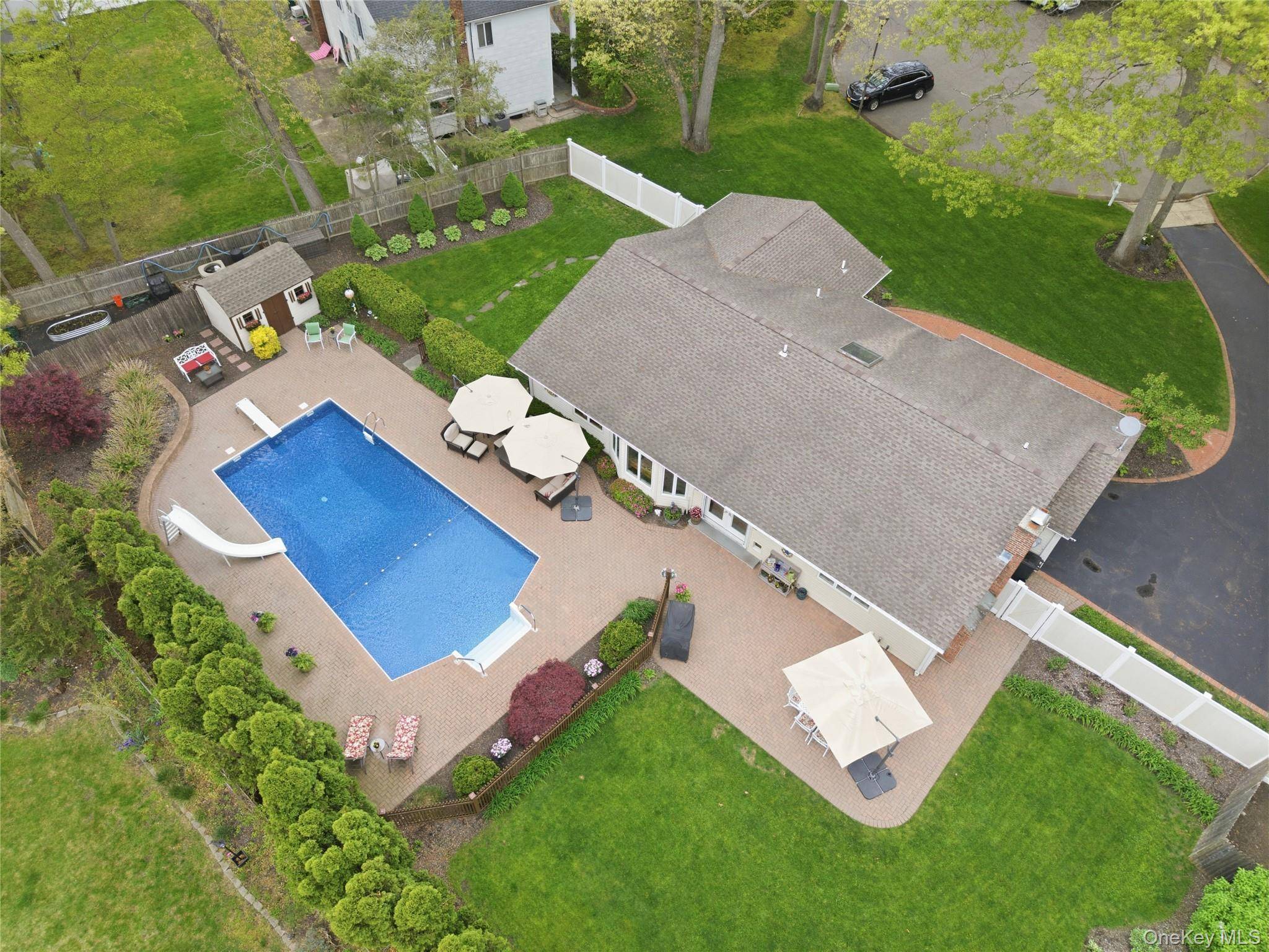 3 Bedroom Home for Sale in Coram - New York - USA - 5