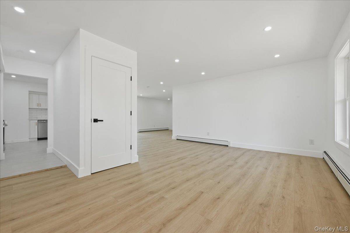 Casa com 3 Quartos à Venda em Coram - Nova Iorque - EUA - 3