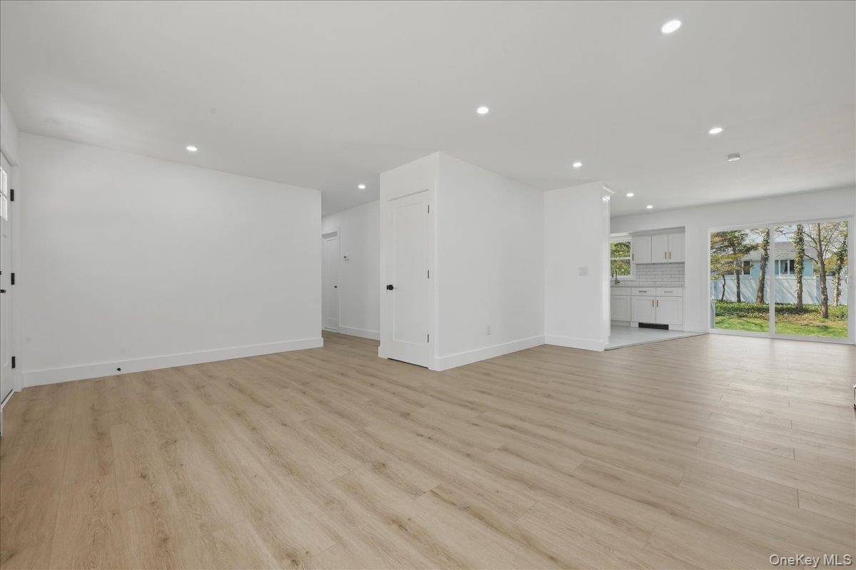 Casa com 3 Quartos à Venda em Coram - Nova Iorque - EUA - 6