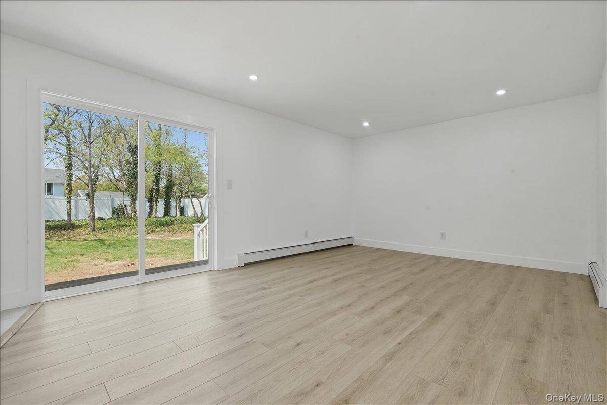 Casa com 3 Quartos à Venda em Coram - Nova Iorque - EUA - 8