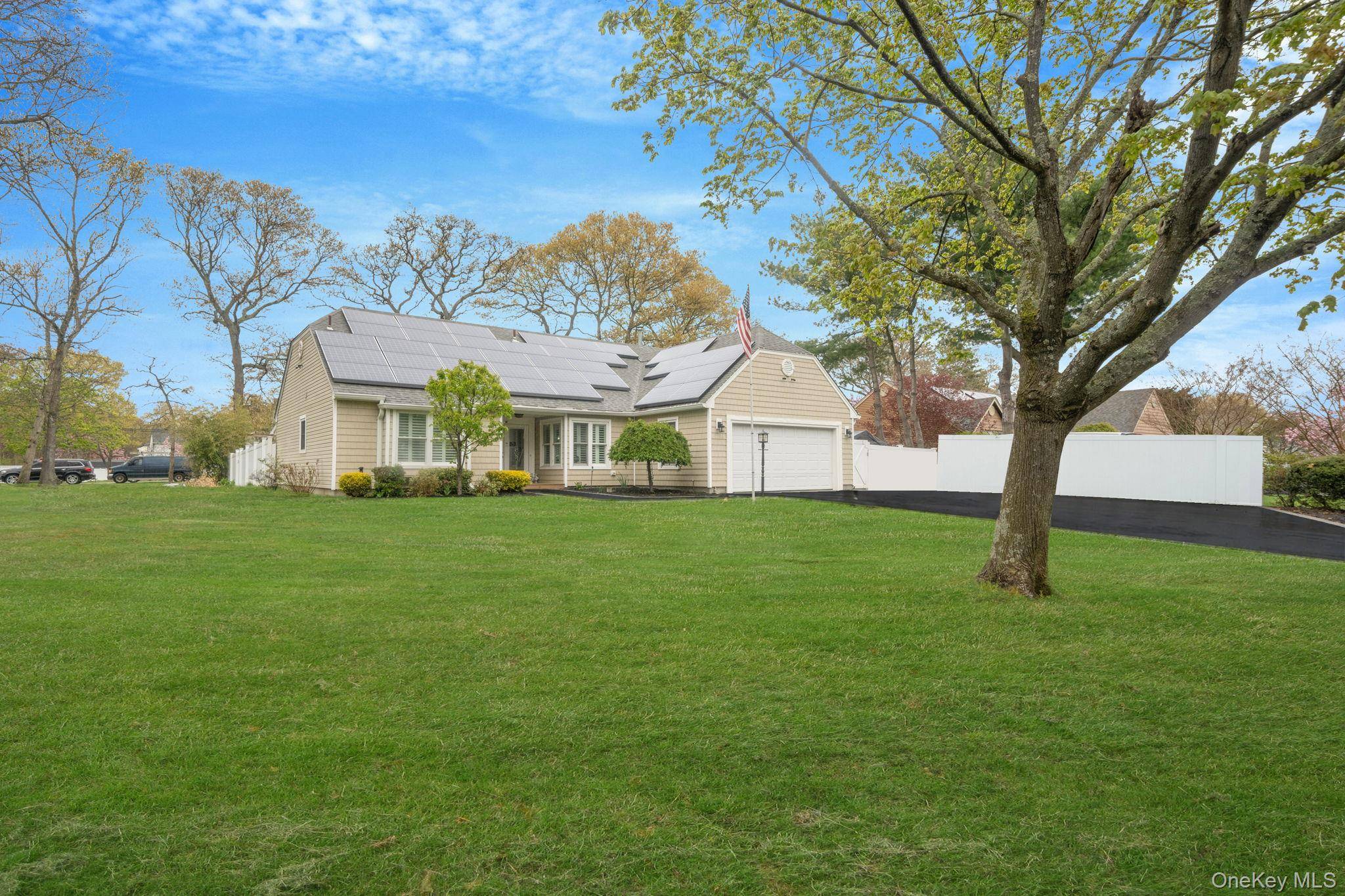 3 Bedroom Home for Sale in Coram - New York - USA - 2