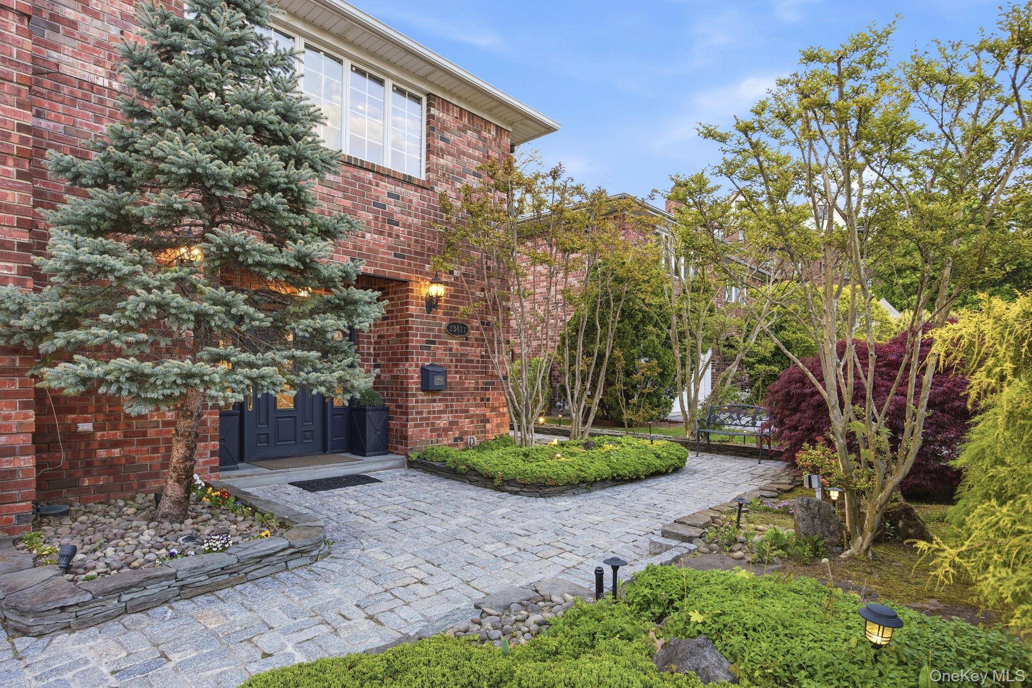 Casa com 3 Quartos à Venda em Douglaston - Nova Iorque - EUA - 1
