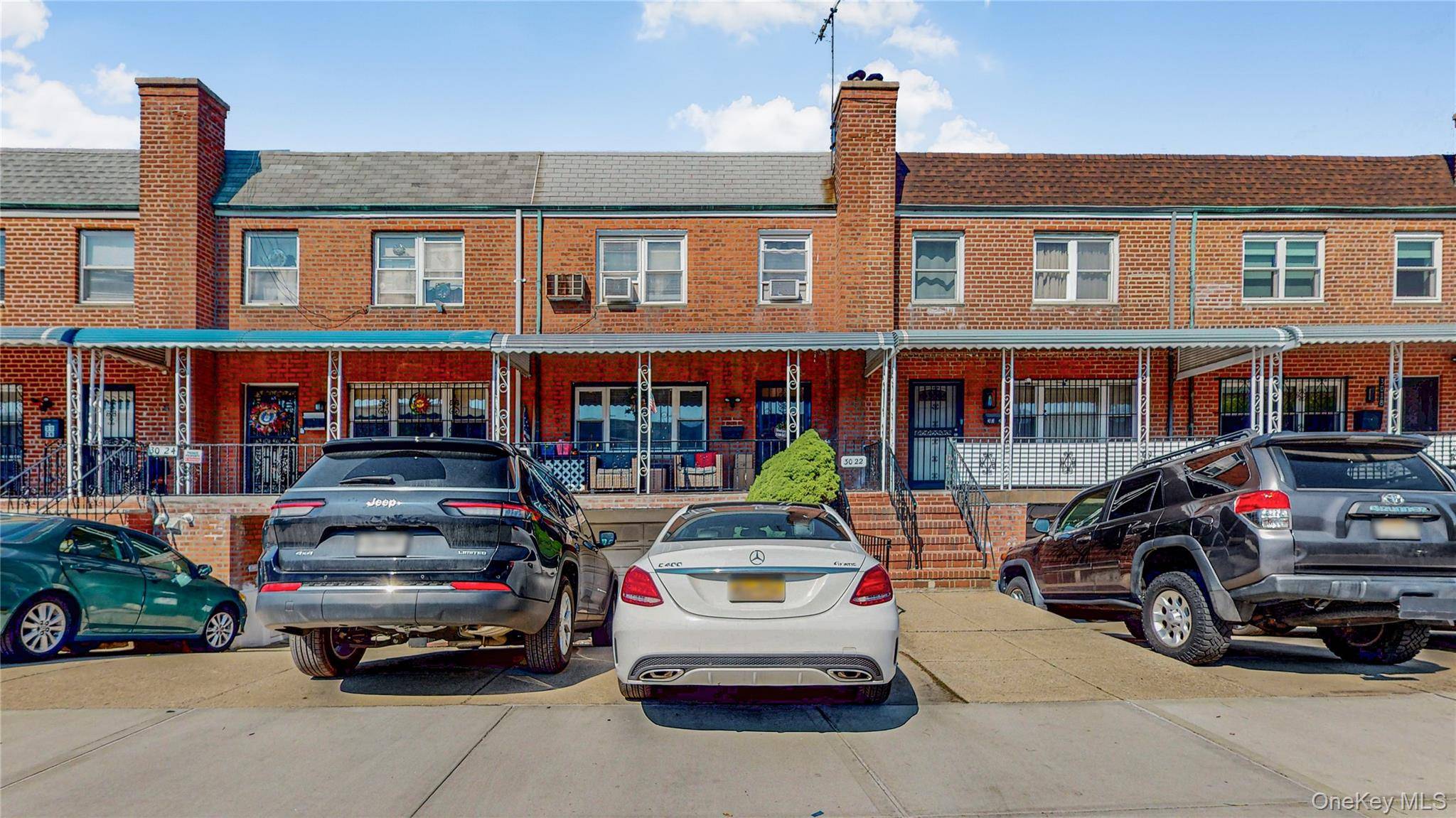 Casa de 3 Dormitorios en Venta en East Elmhurst - Nueva York - EE. UU. - 1