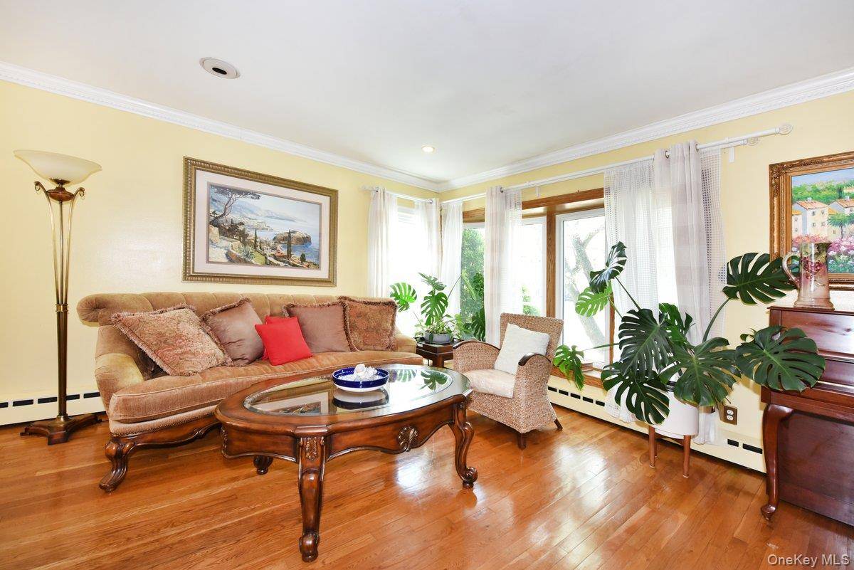 3 Bedroom Home for Sale in East Meadow - New York - USA - 4