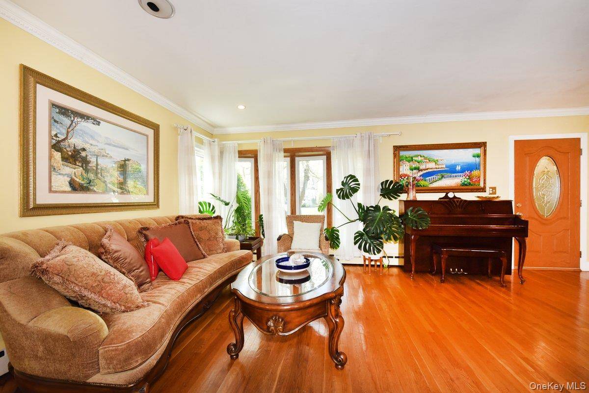 3 Bedroom Home for Sale in East Meadow - New York - USA - 5