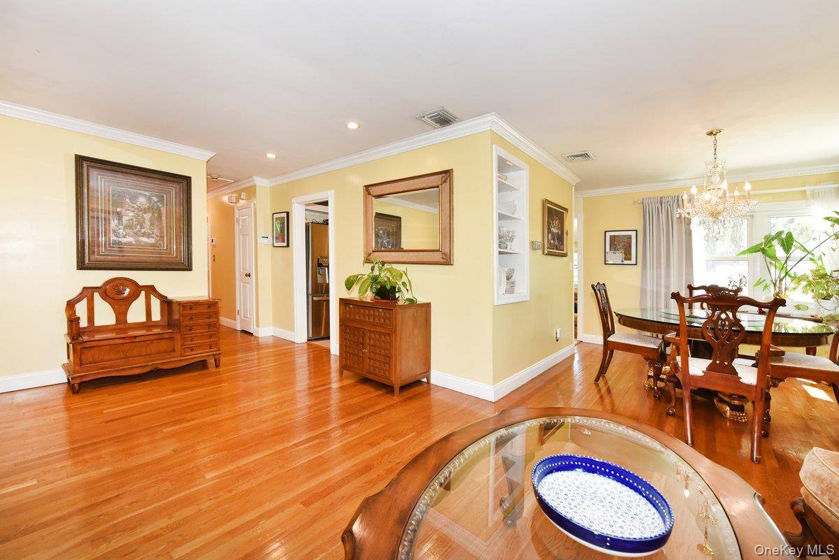 3 Bedroom Home for Sale in East Meadow - New York - USA - 7