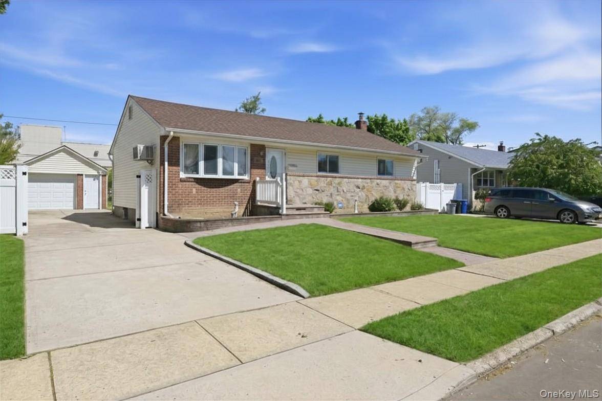 Casa de 3 Dormitorios en Venta en East Meadow - Nueva York - EE. UU. - 1