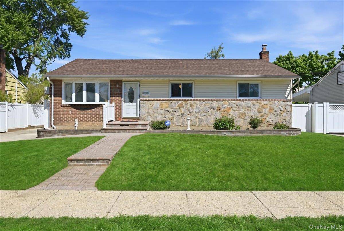 Casa de 3 Dormitorios en Venta en East Meadow - Nueva York - EE. UU. - 2