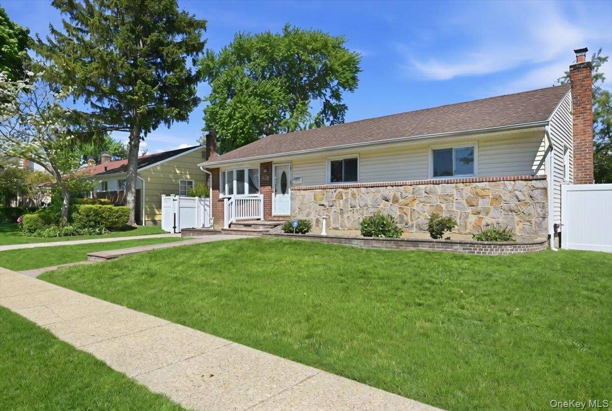 Casa de 3 Dormitorios en Venta en East Meadow - Nueva York - EE. UU. - 3