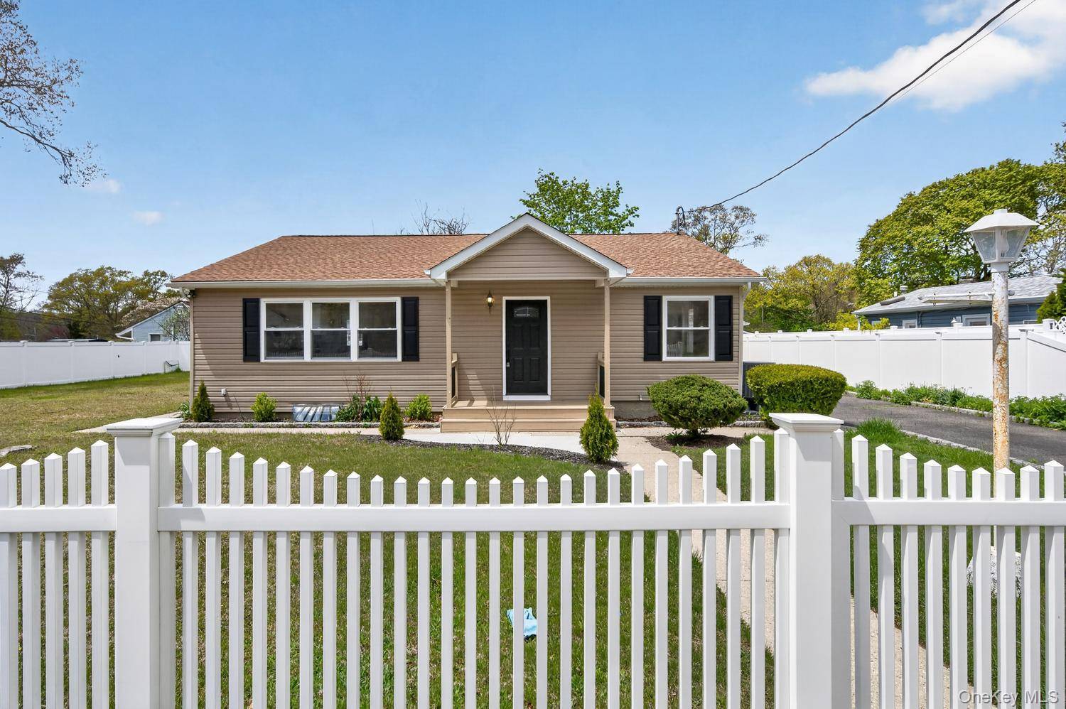 Casa com 3 Quartos à Venda em East Patchogue - Nova Iorque - EUA - 1