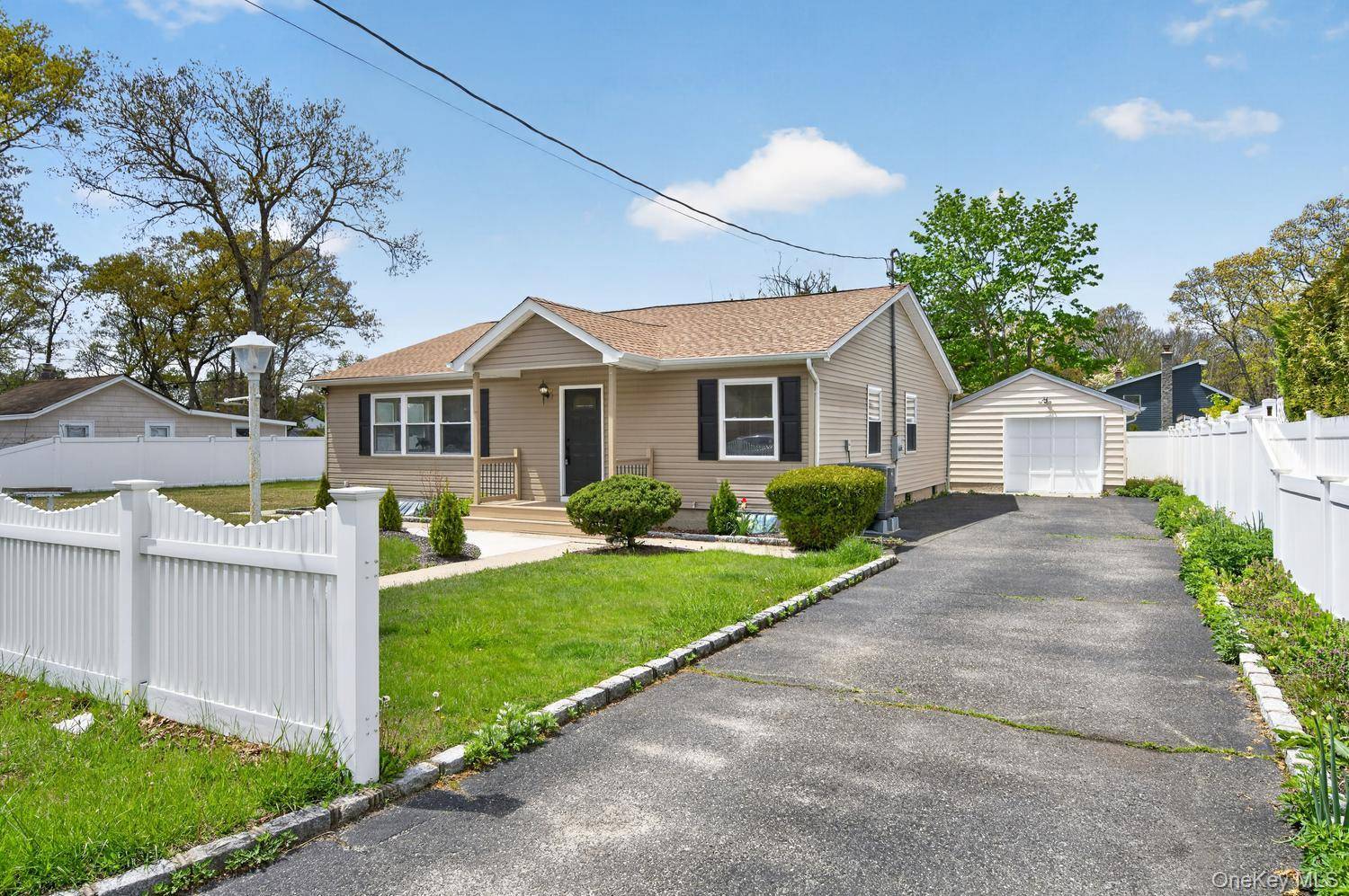 Casa com 3 Quartos à Venda em East Patchogue - Nova Iorque - EUA - 2
