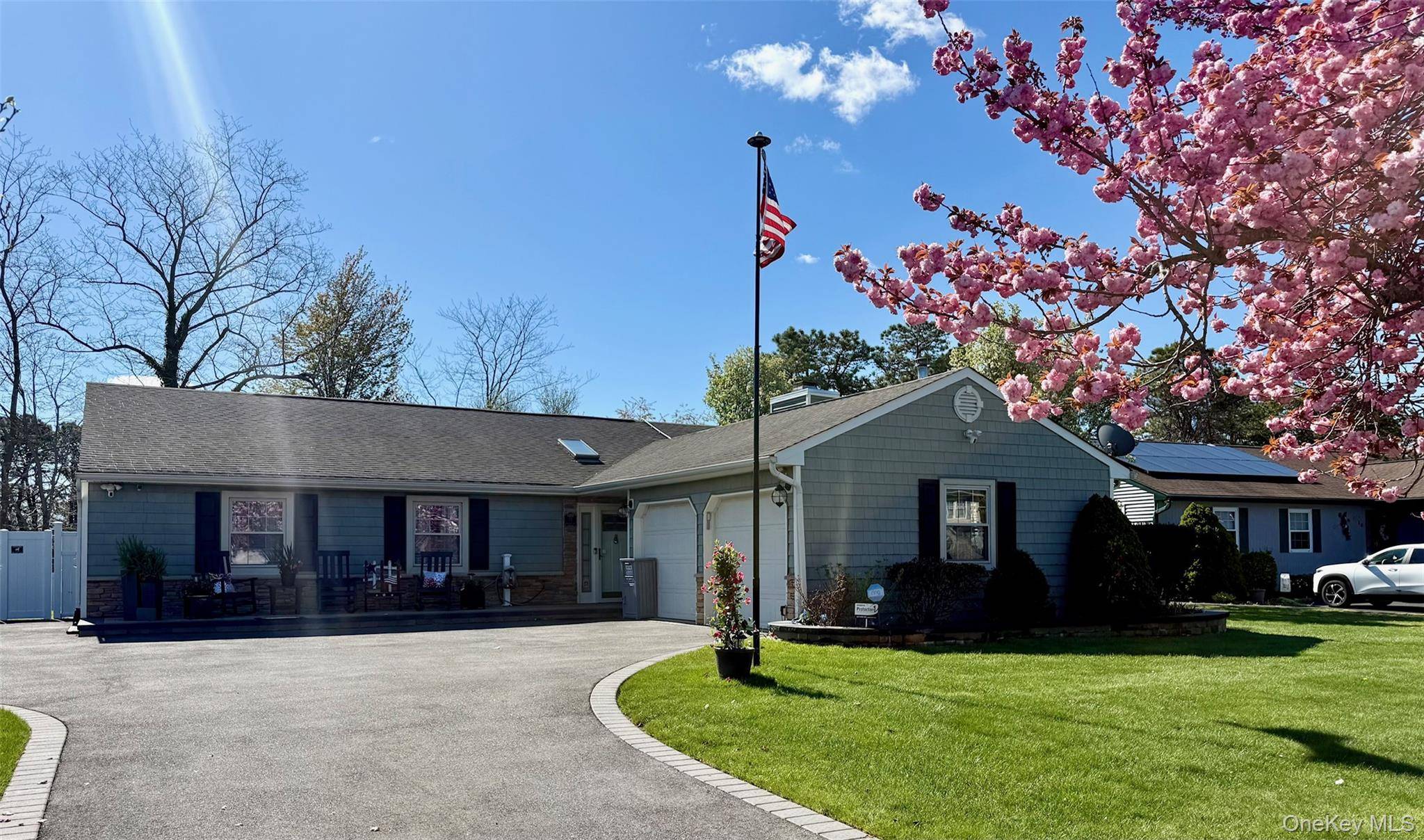 Casa com 3 Quartos à Venda em East Patchogue - Nova Iorque - EUA - 1