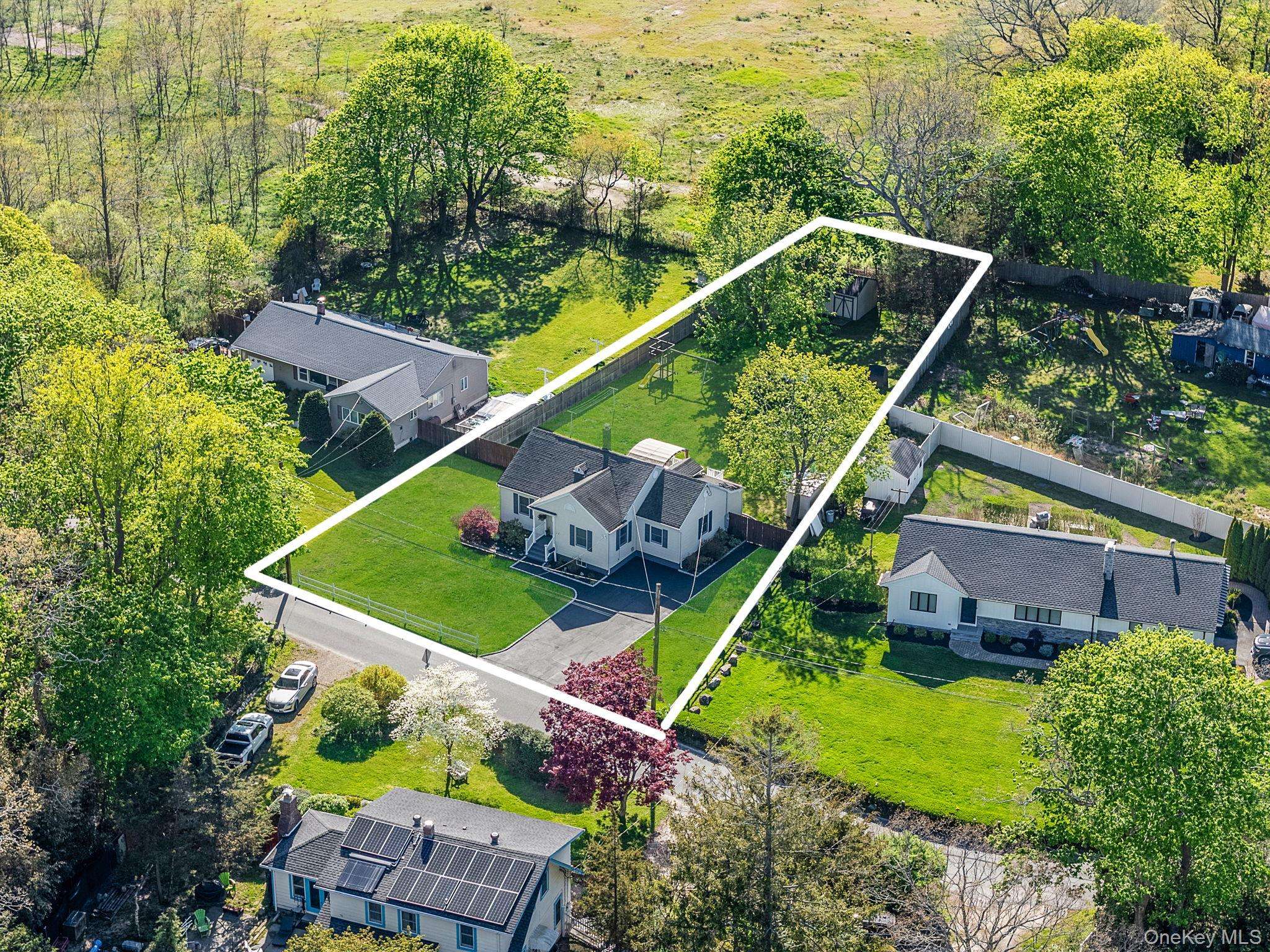 Casa com 3 Quartos à Venda em East Patchogue - Nova Iorque - EUA - 2
