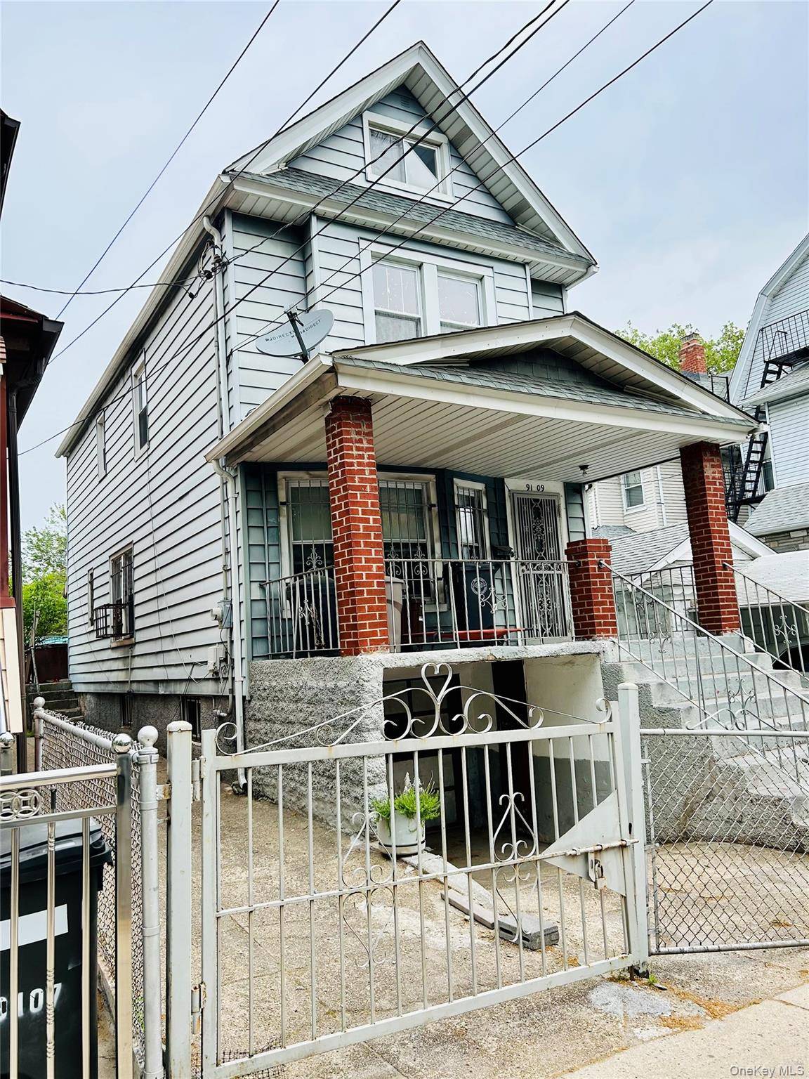3 Bedroom Home for Sale in Elmhurst - New York - USA - 2