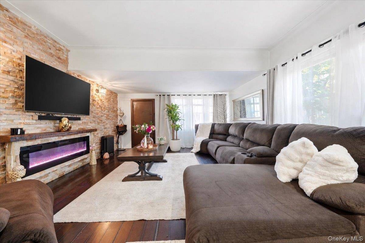 Casa com 3 Quartos à Venda em Elmont - Nova Iorque - EUA - 8