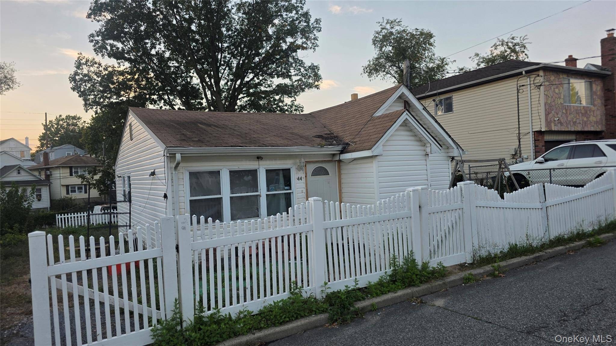 Casa com 3 Quartos à Venda em Elmont - Nova Iorque - EUA - 1
