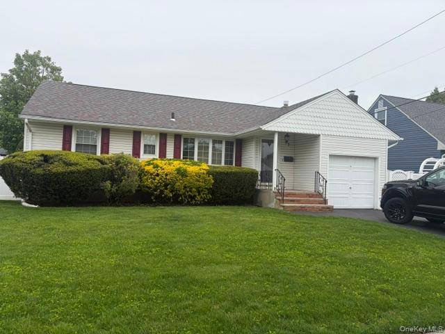Casa de 3 Dormitorios en Venta en Farmingdale - Nueva York - EE. UU. - 1