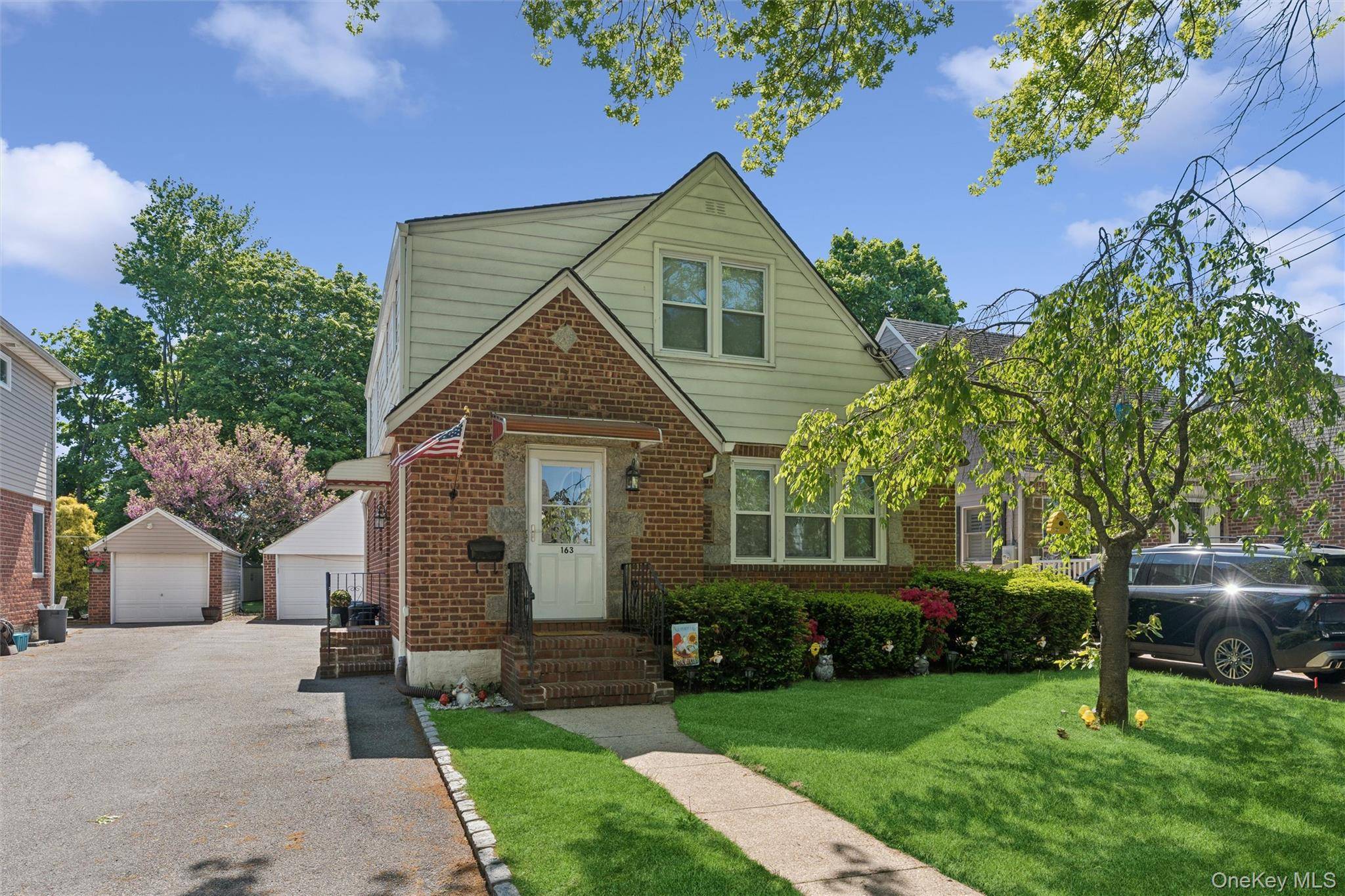 Casa de 3 Dormitorios en Venta en Floral Park - Nueva York - EE. UU. - 2