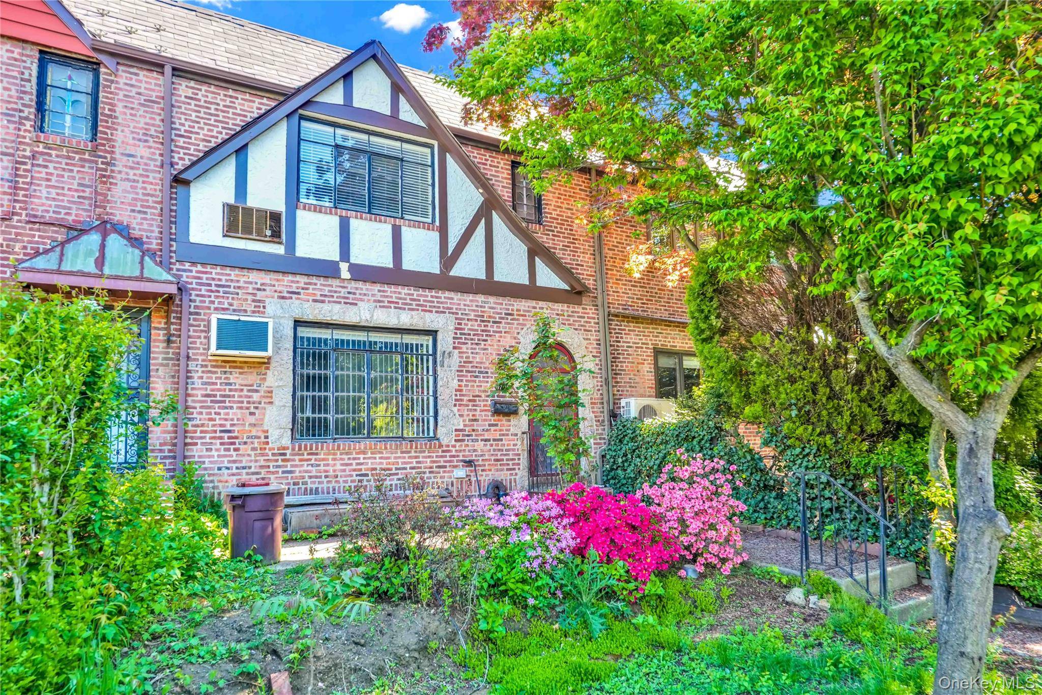 Casa com 3 Quartos à Venda em Forest Hills - Nova Iorque - EUA - 1