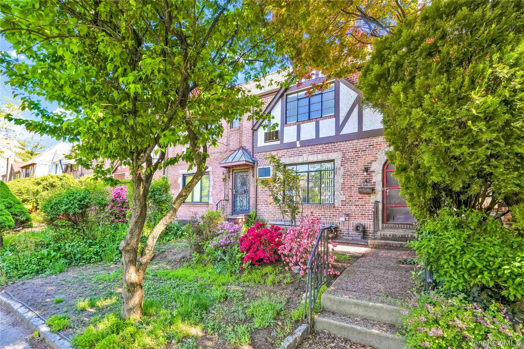 Casa com 3 Quartos à Venda em Forest Hills - Nova Iorque - EUA - 2