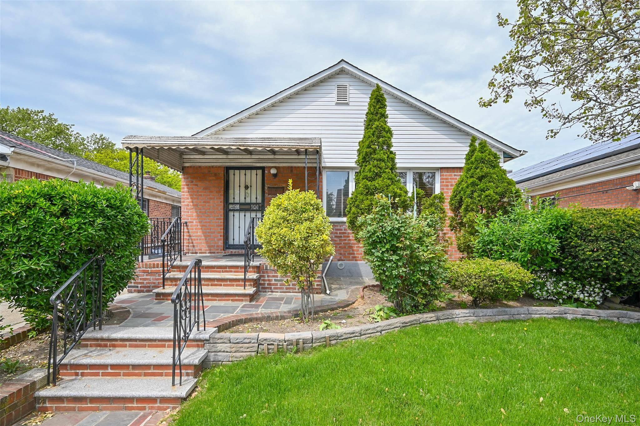 Casa com 3 Quartos à Venda em Fresh Meadows - Nova Iorque - EUA - 1