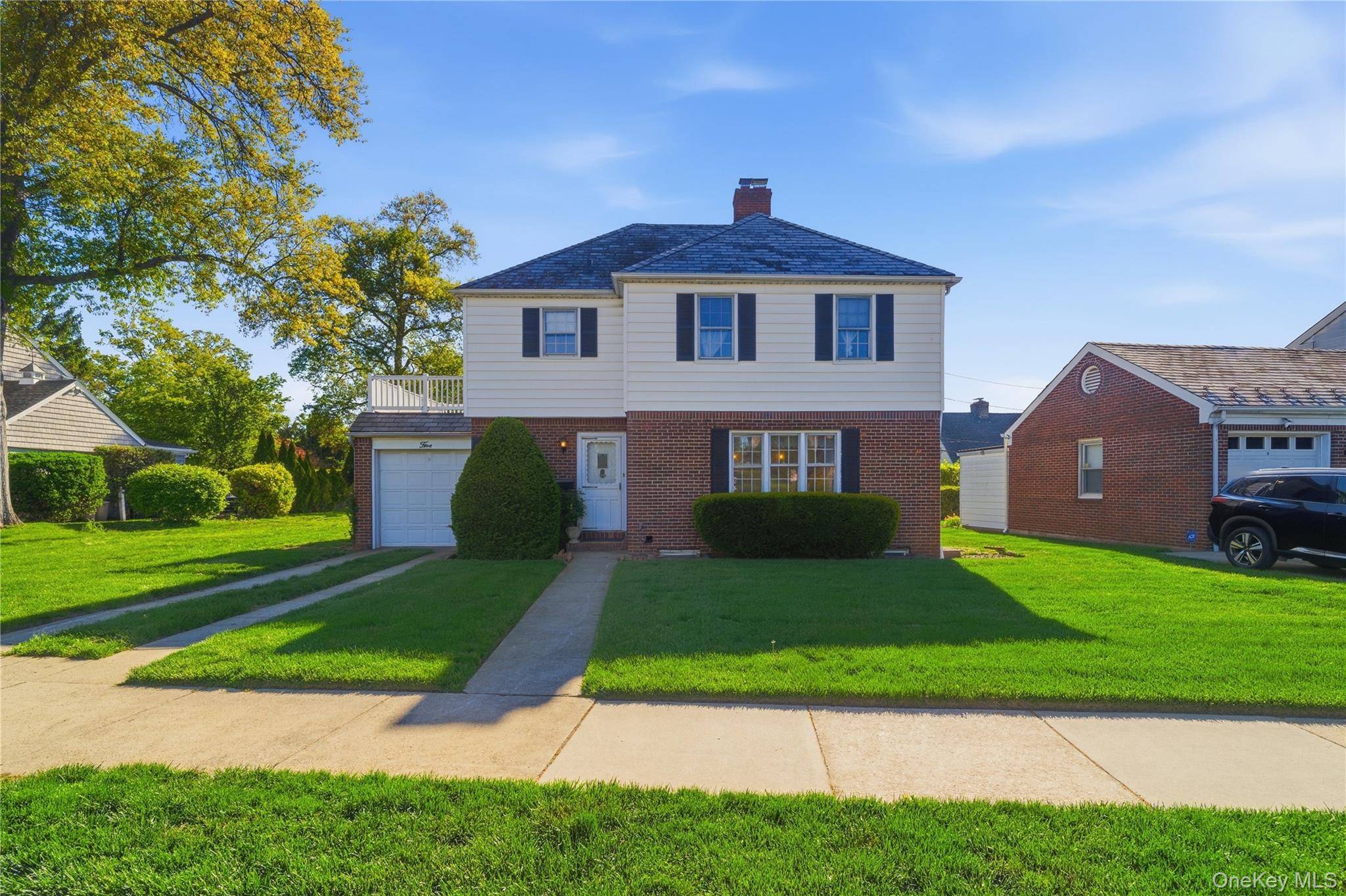 Casa de 3 Dormitorios en Venta en Garden City - Nueva York - EE. UU. - 1