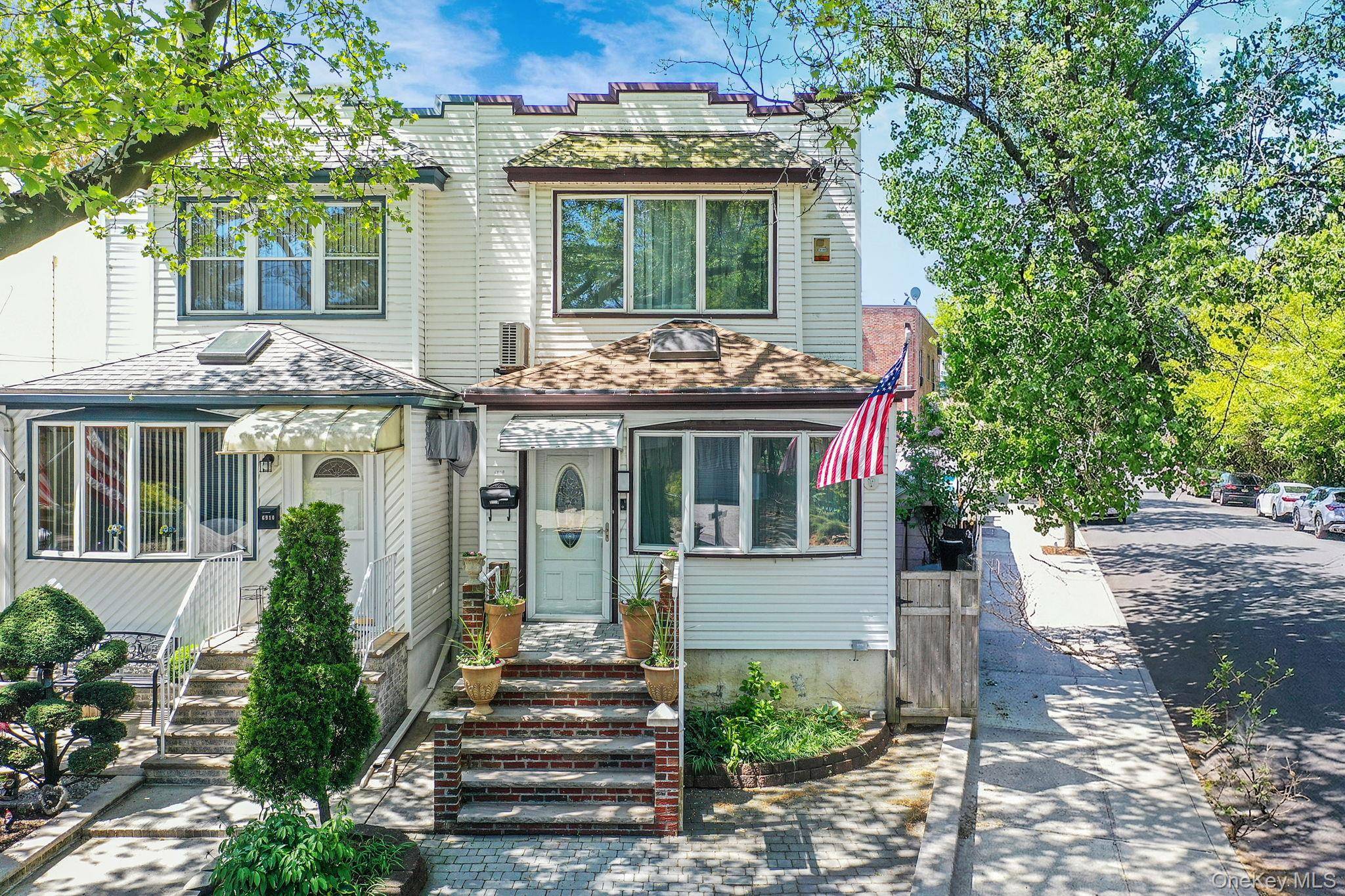 Casa de 3 Dormitorios en Venta en Glendale - Nueva York - EE. UU. - 1