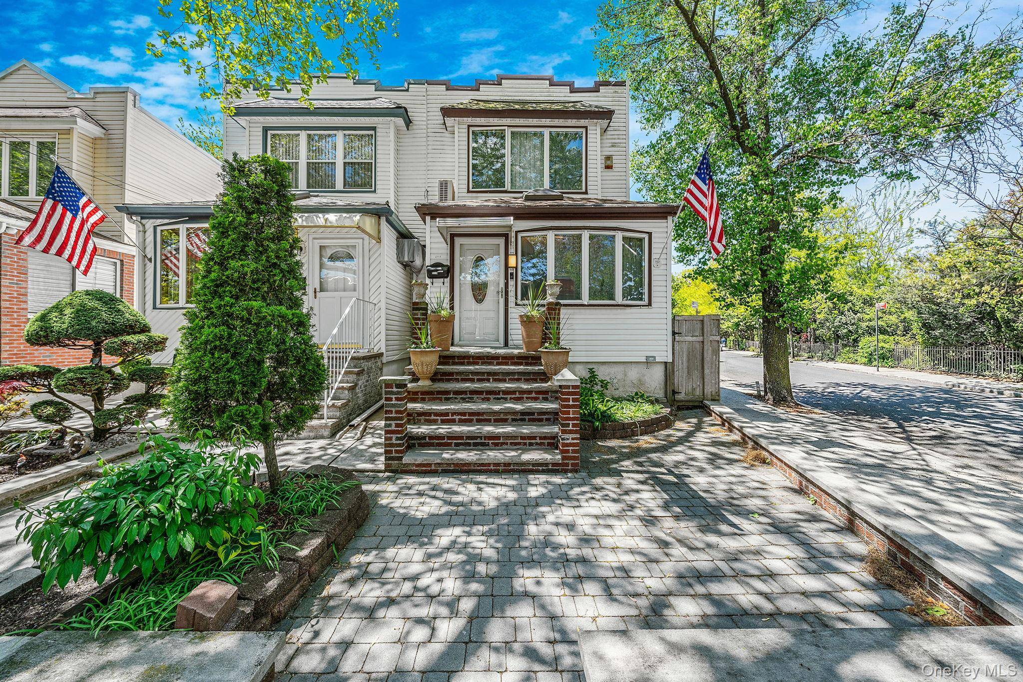 Casa de 3 Dormitorios en Venta en Glendale - Nueva York - EE. UU. - 2
