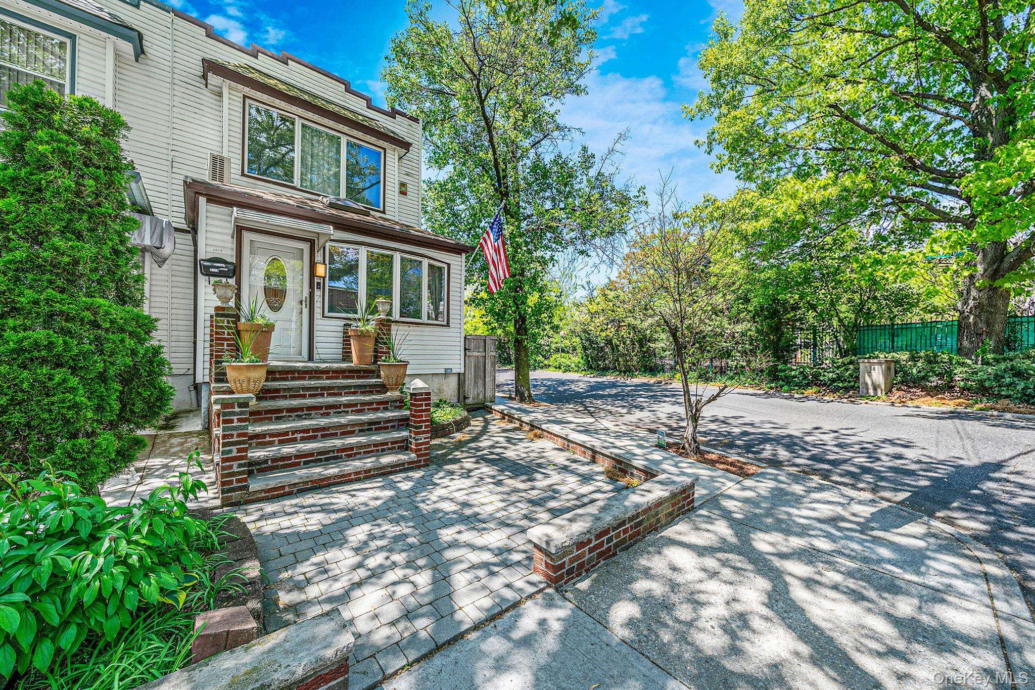 Casa de 3 Dormitorios en Venta en Glendale - Nueva York - EE. UU. - 4