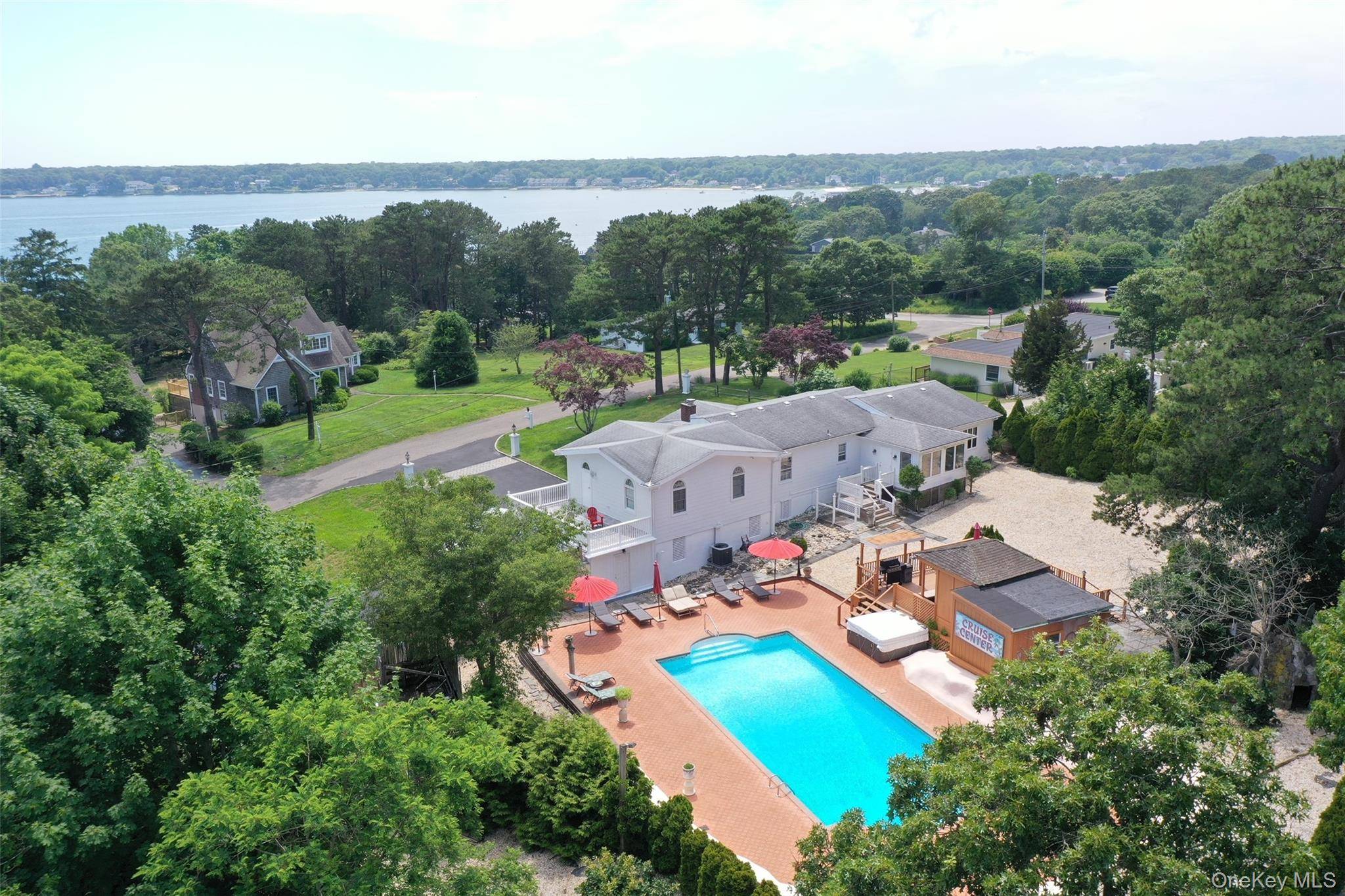 Casa de 3 Dormitorios en Venta en Hampton Bays - Nueva York - EE. UU. - 1