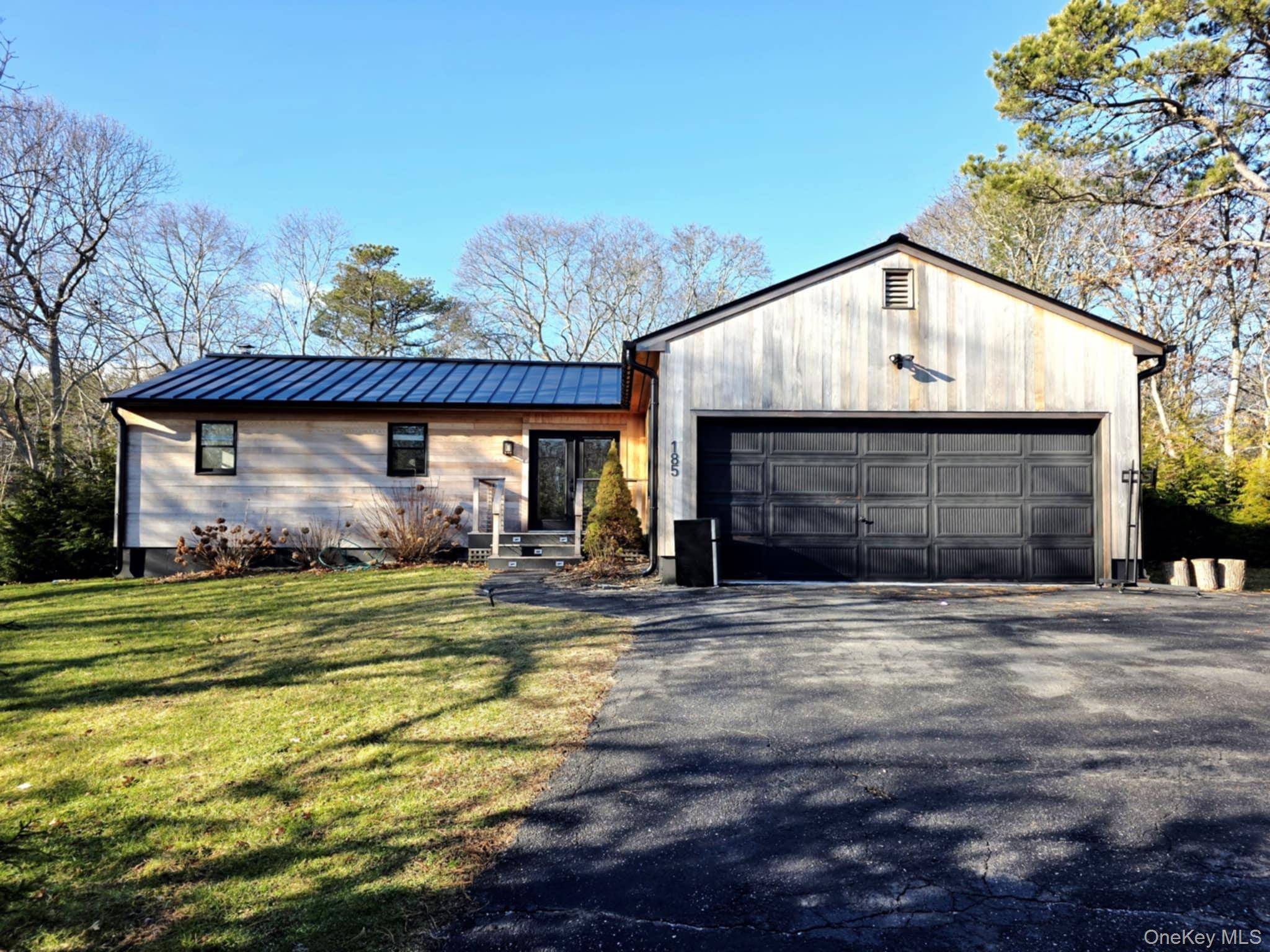 Casa de 3 Dormitorios en Venta en Hampton Bays - Nueva York - EE. UU. - 1