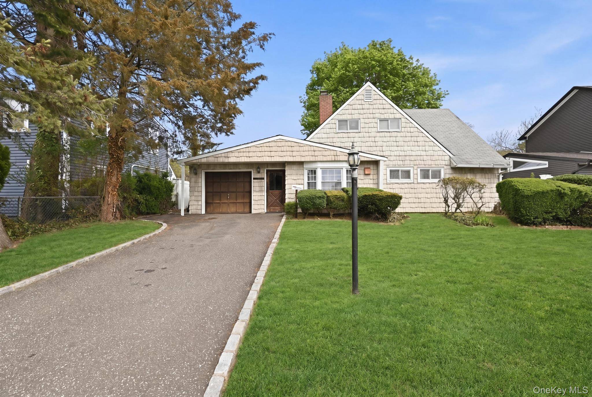 3 Bedroom Home for Sale in Hicksville - New York - USA - 1