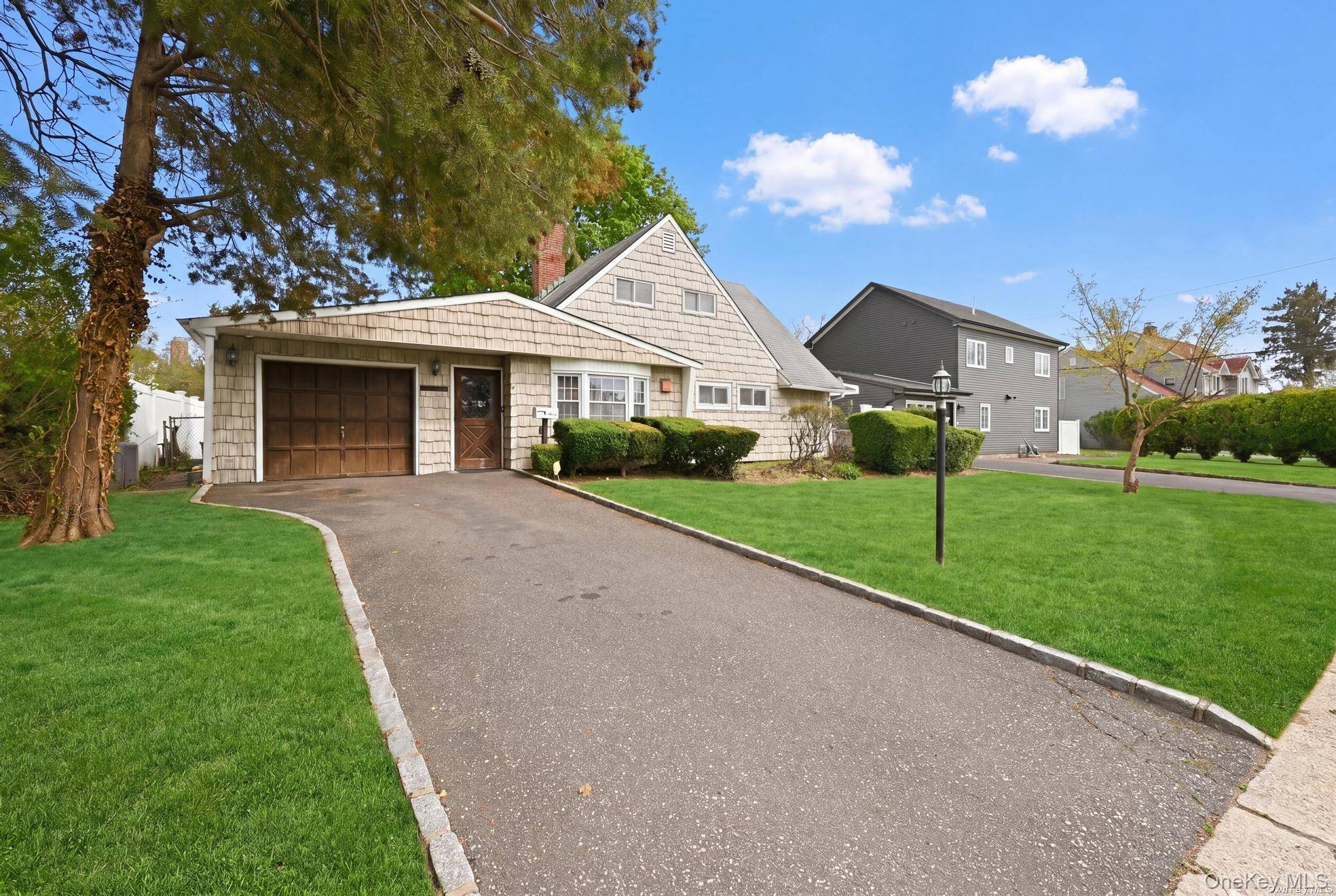 3 Bedroom Home for Sale in Hicksville - New York - USA - 2