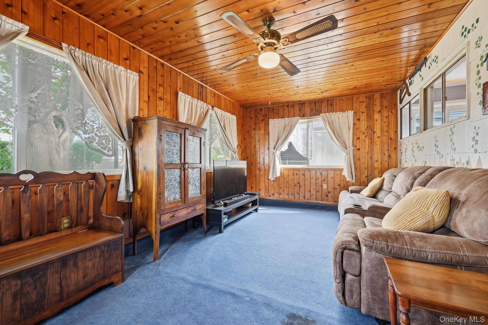 3 Bedroom Home for Sale in Hicksville - New York - USA - 8