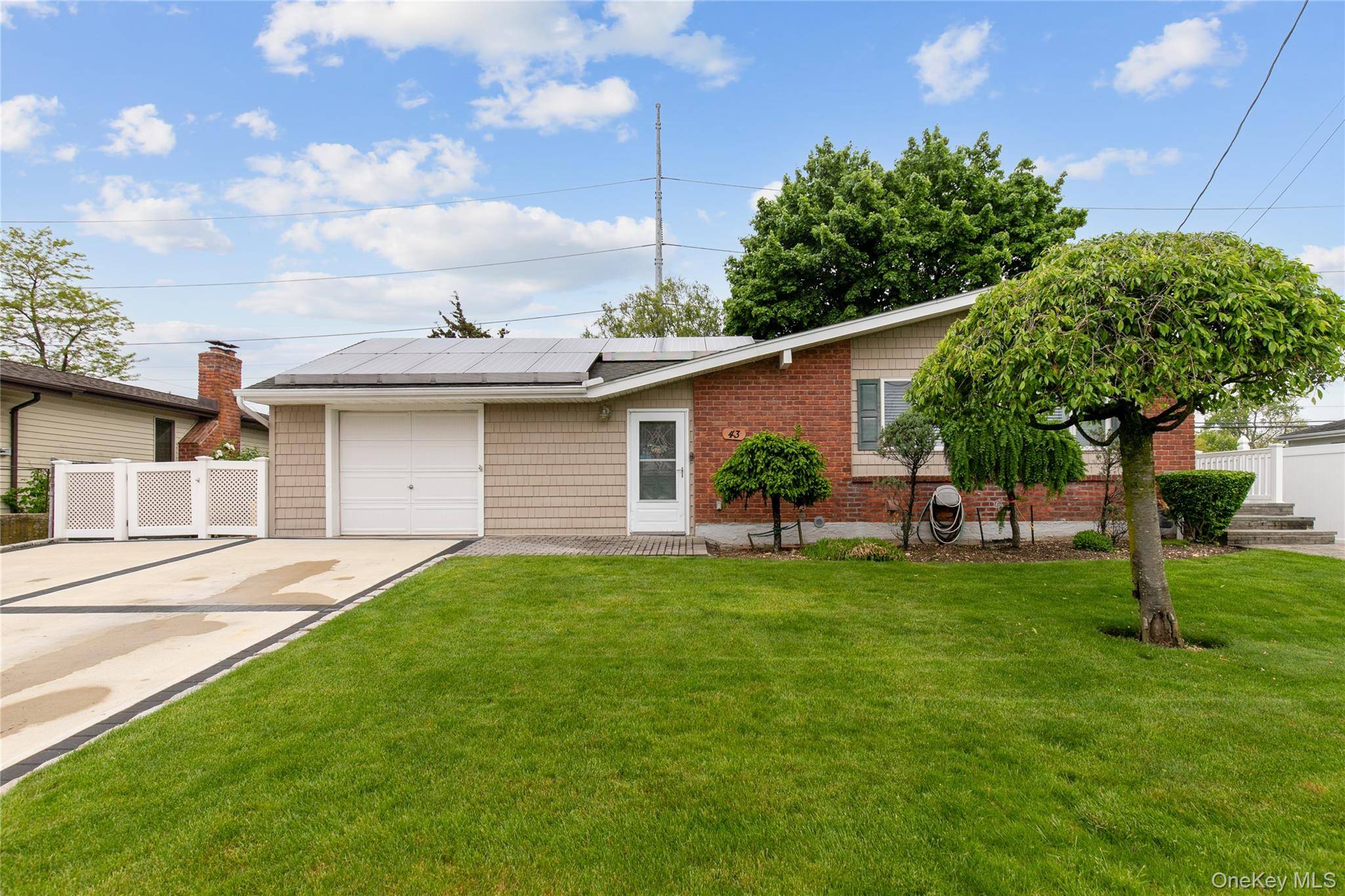 3 Bedroom Home for Sale in Hicksville - New York - USA - 1