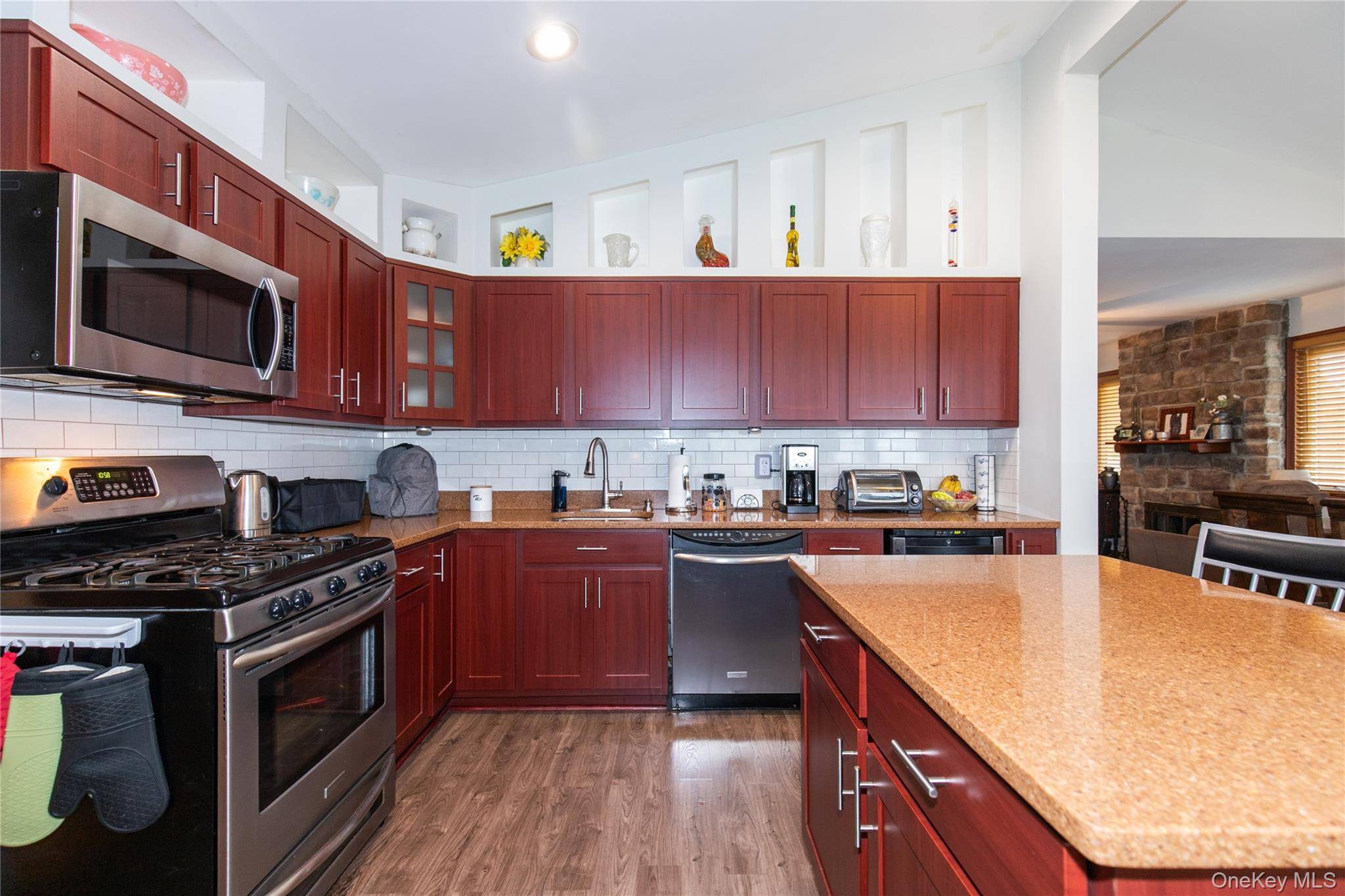 3 Bedroom Home for Sale in Hicksville - New York - USA - 4