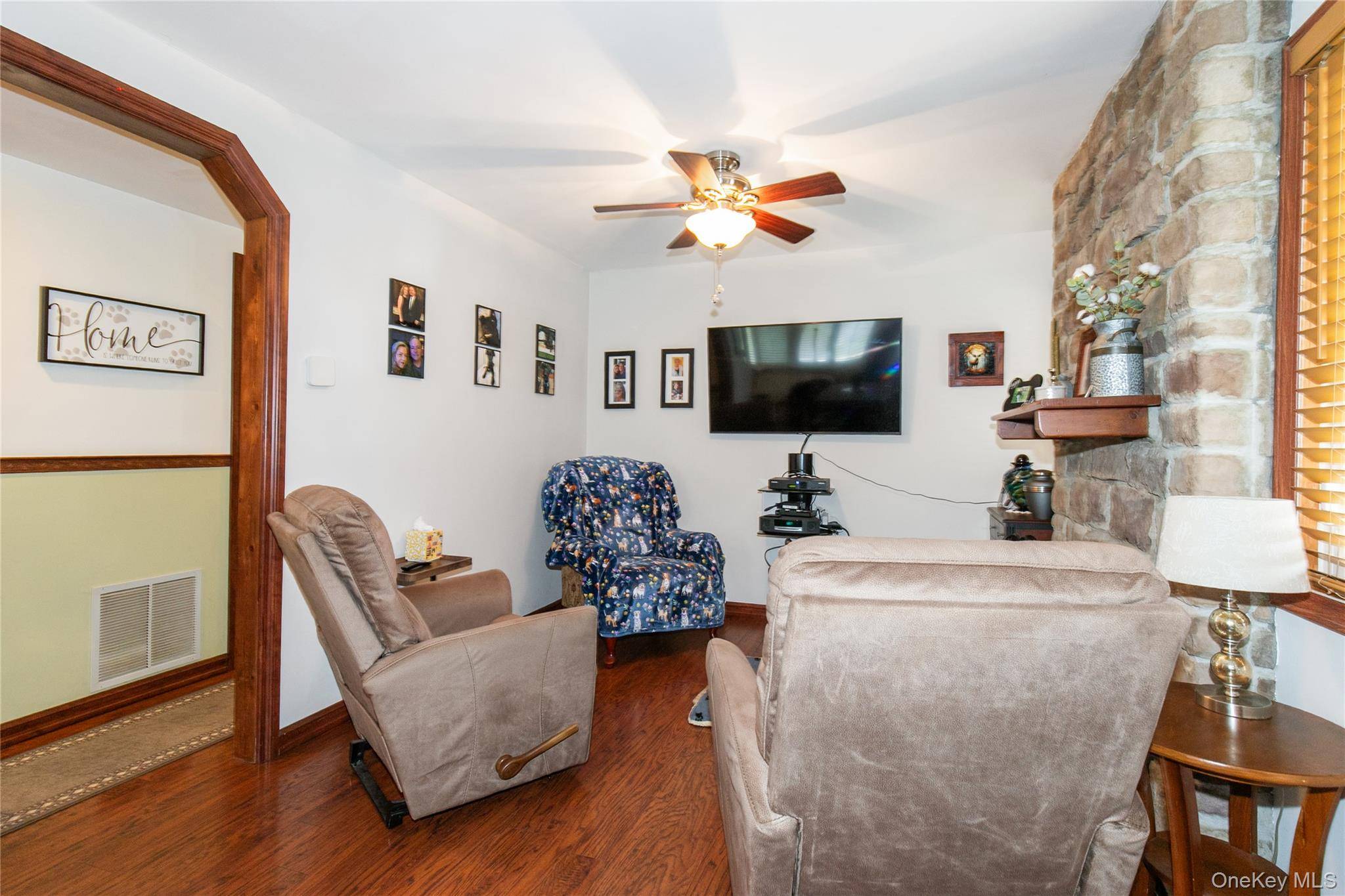 3 Bedroom Home for Sale in Hicksville - New York - USA - 5