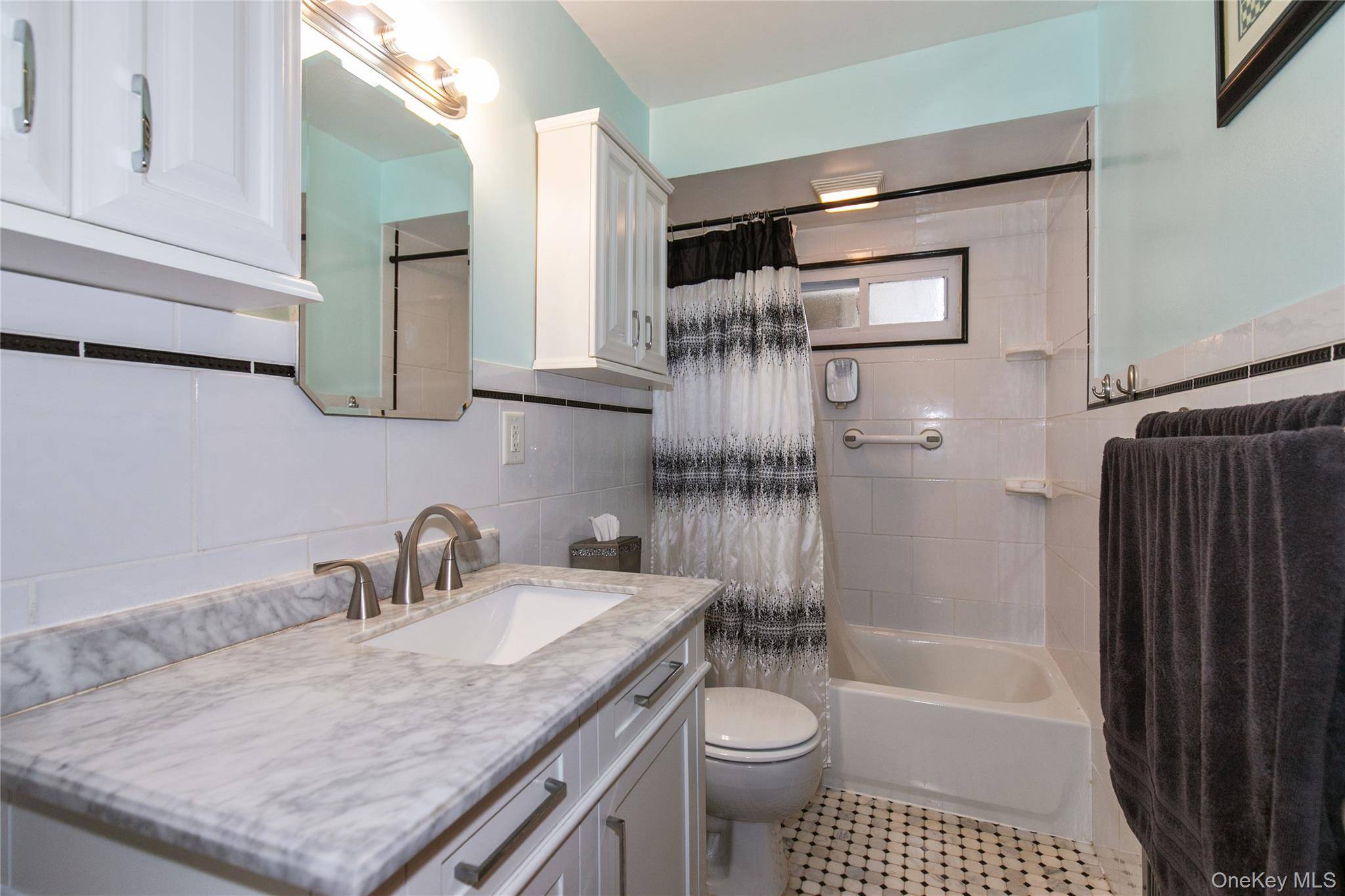 3 Bedroom Home for Sale in Hicksville - New York - USA - 8