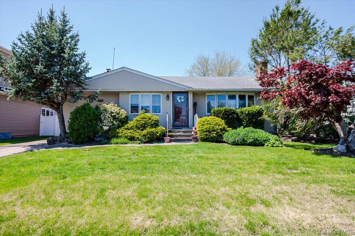 Casa de 3 Dormitorios en Venta en Hicksville - Nueva York - EE. UU. - 1