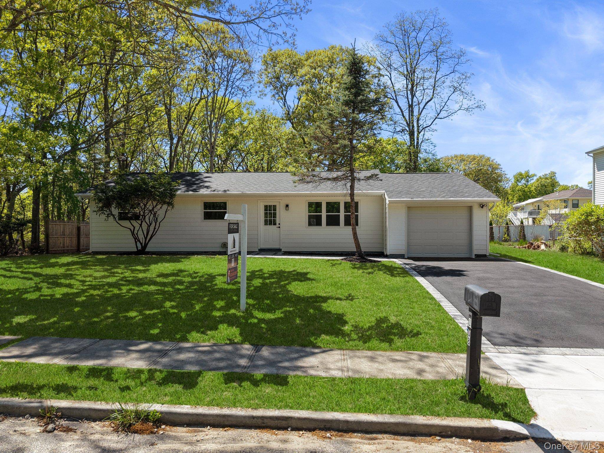 Casa de 3 Dormitorios en Venta en Holbrook - Nueva York - EE. UU. - 1