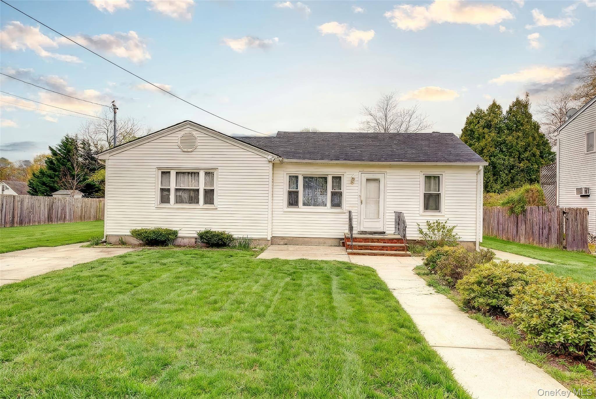 Casa de 3 Dormitorios en Venta en Holtsville - Nueva York - EE. UU. - 1