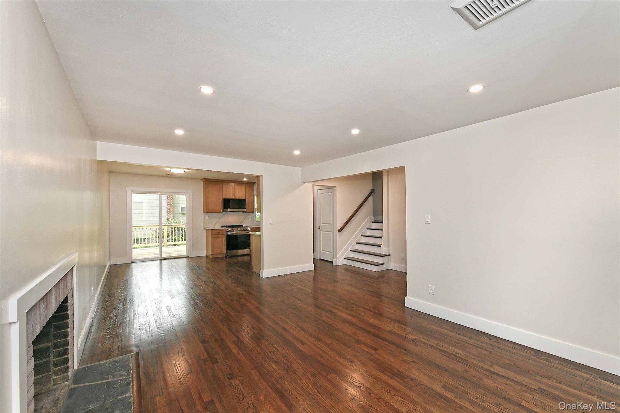 Casa com 3 Quartos à Venda em Huntington Station - Nova Iorque - EUA - 8