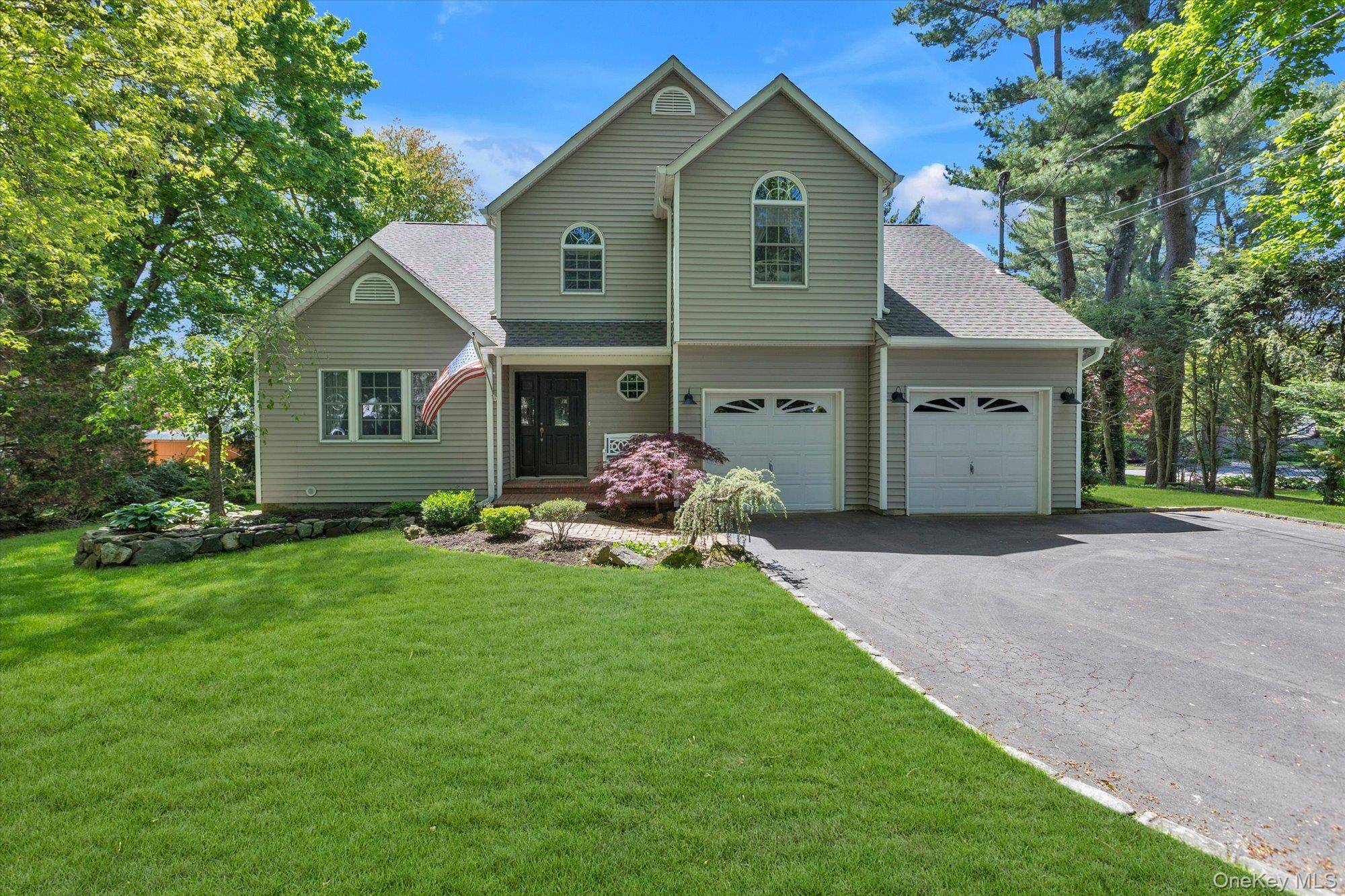 Casa de 3 Dormitorios en Venta en Huntington Station - Nueva York - EE. UU. - 1