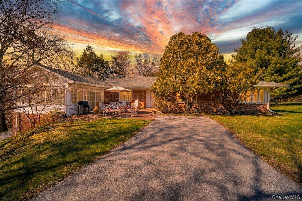 Casa de 3 Dormitorios en Venta en Hyde Park - Nueva York - EE. UU. - 1