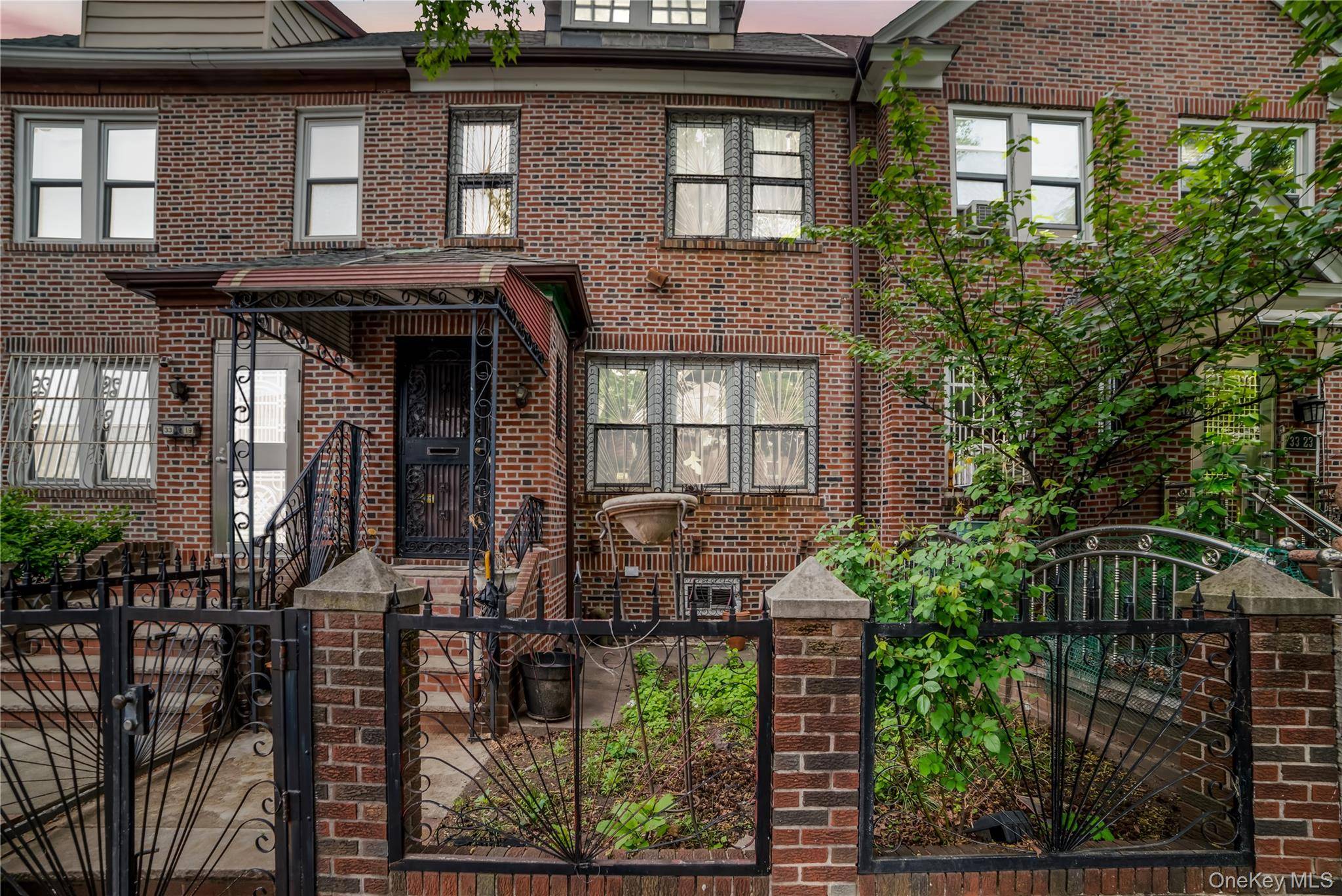Casa de 3 Dormitorios en Venta en Jackson Heights - Nueva York - EE. UU. - 1