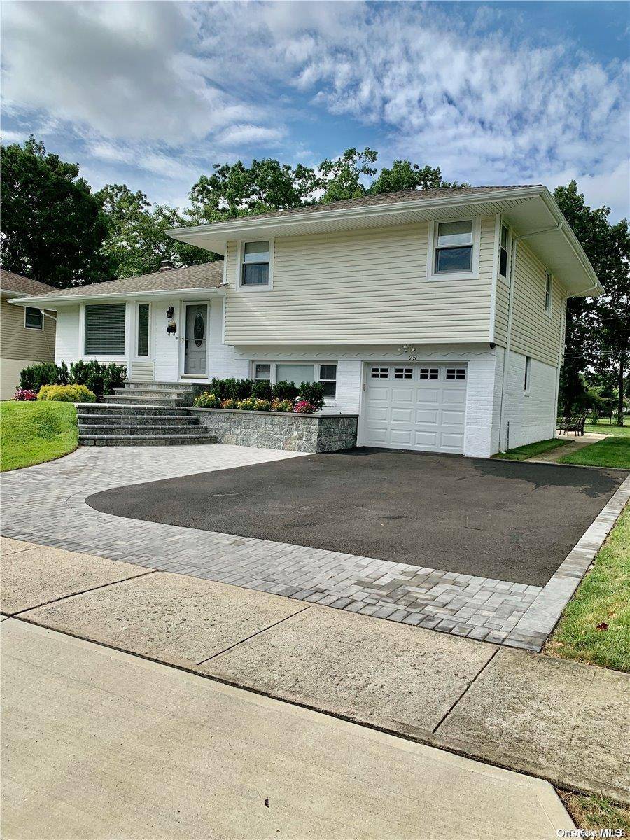 3 Bedroom Home for Sale in Jericho - New York - USA - 1